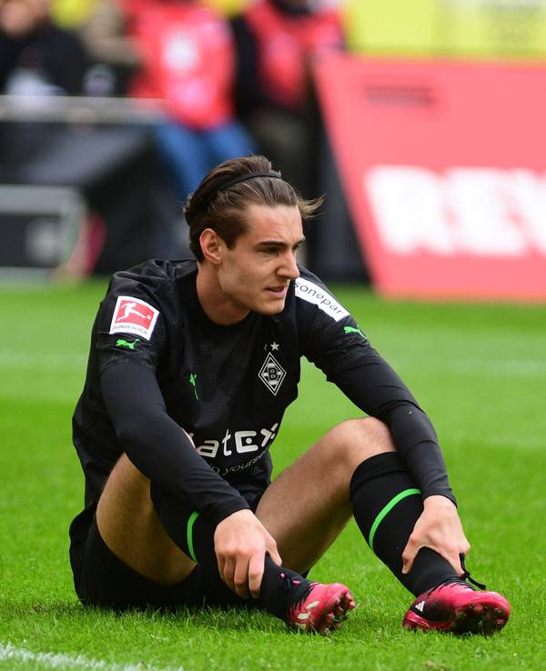 Enttäuschte Blicke bei Florian Neuhaus von Borussia Mönchengladbach. Der 26-Jährige wurde am Sonntag (2. April 2023) beim Derby gegen den 1. FC Köln im Strafraum gefoult – sein Team bekam aber keinen Elfmeter zugesprochen.