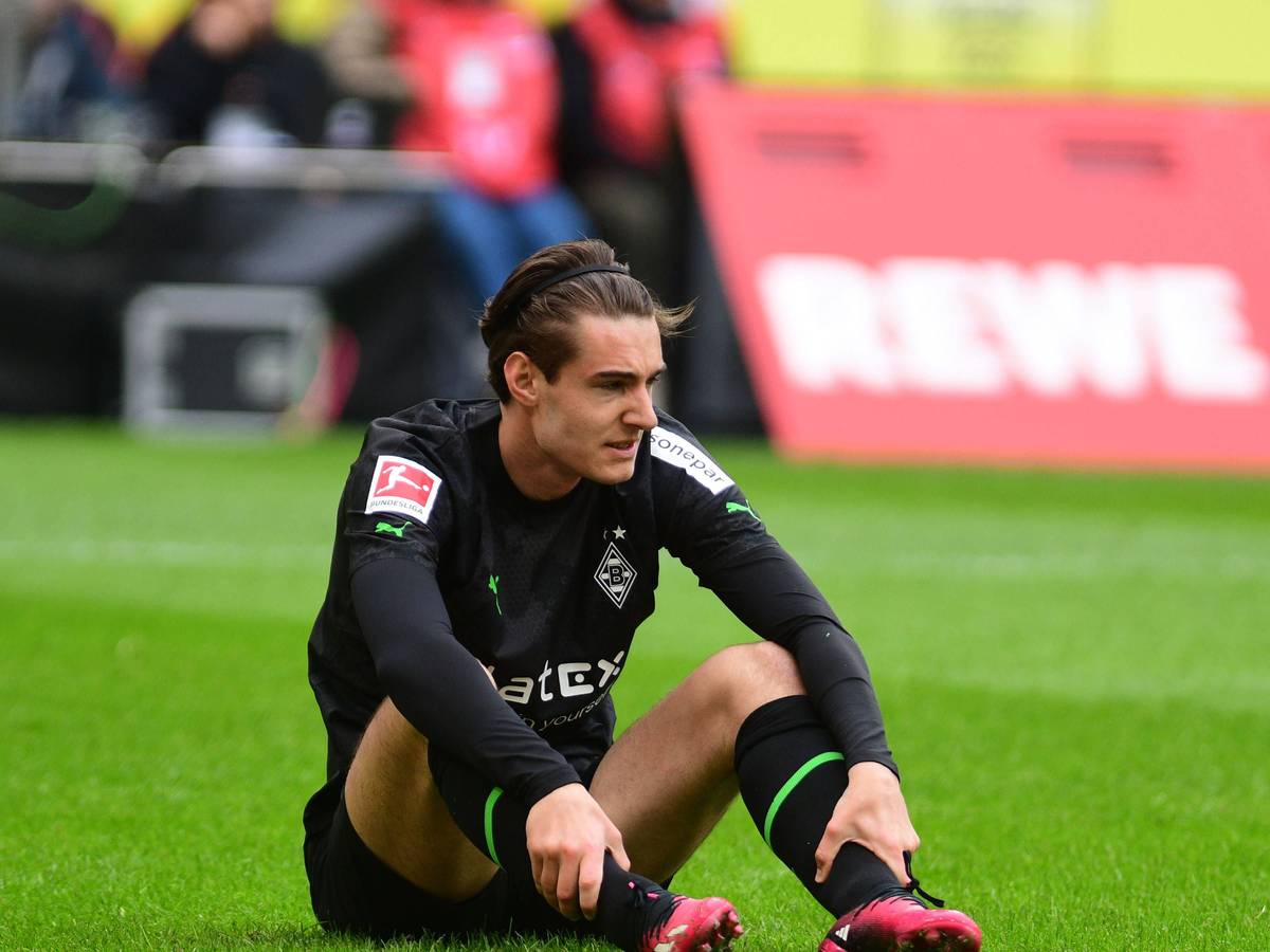 Enttäuschte Blicke bei Florian Neuhaus von Borussia Mönchengladbach. Der 26-Jährige wurde am Sonntag (2. April 2023) beim Derby gegen den 1. FC Köln im Strafraum gefoult – sein Team bekam aber keinen Elfmeter zugesprochen.