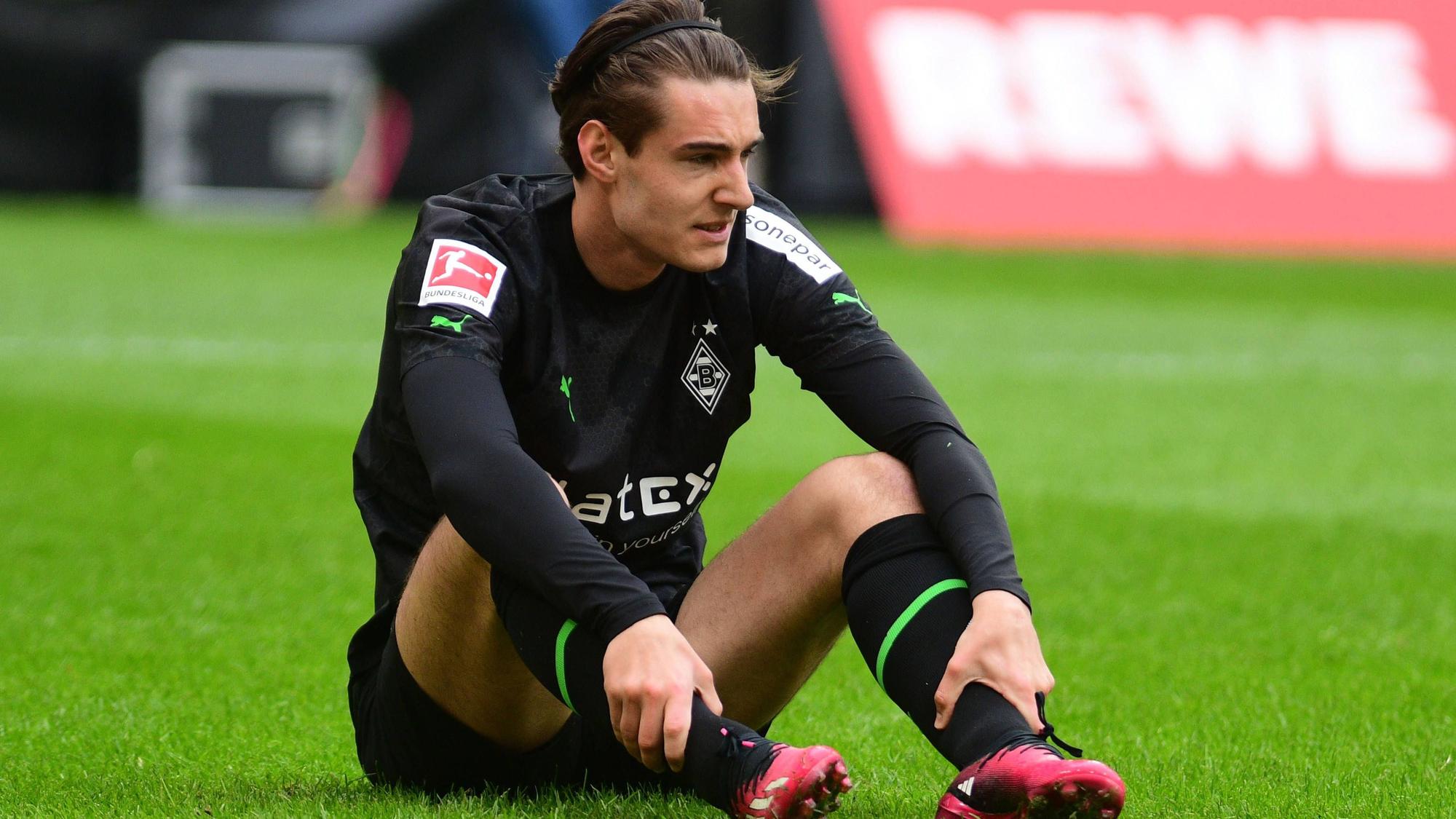 Enttäuschte Blicke bei Florian Neuhaus von Borussia Mönchengladbach. Der 26-Jährige wurde am Sonntag (2. April 2023) beim Derby gegen den 1. FC Köln im Strafraum gefoult – sein Team bekam aber keinen Elfmeter zugesprochen.