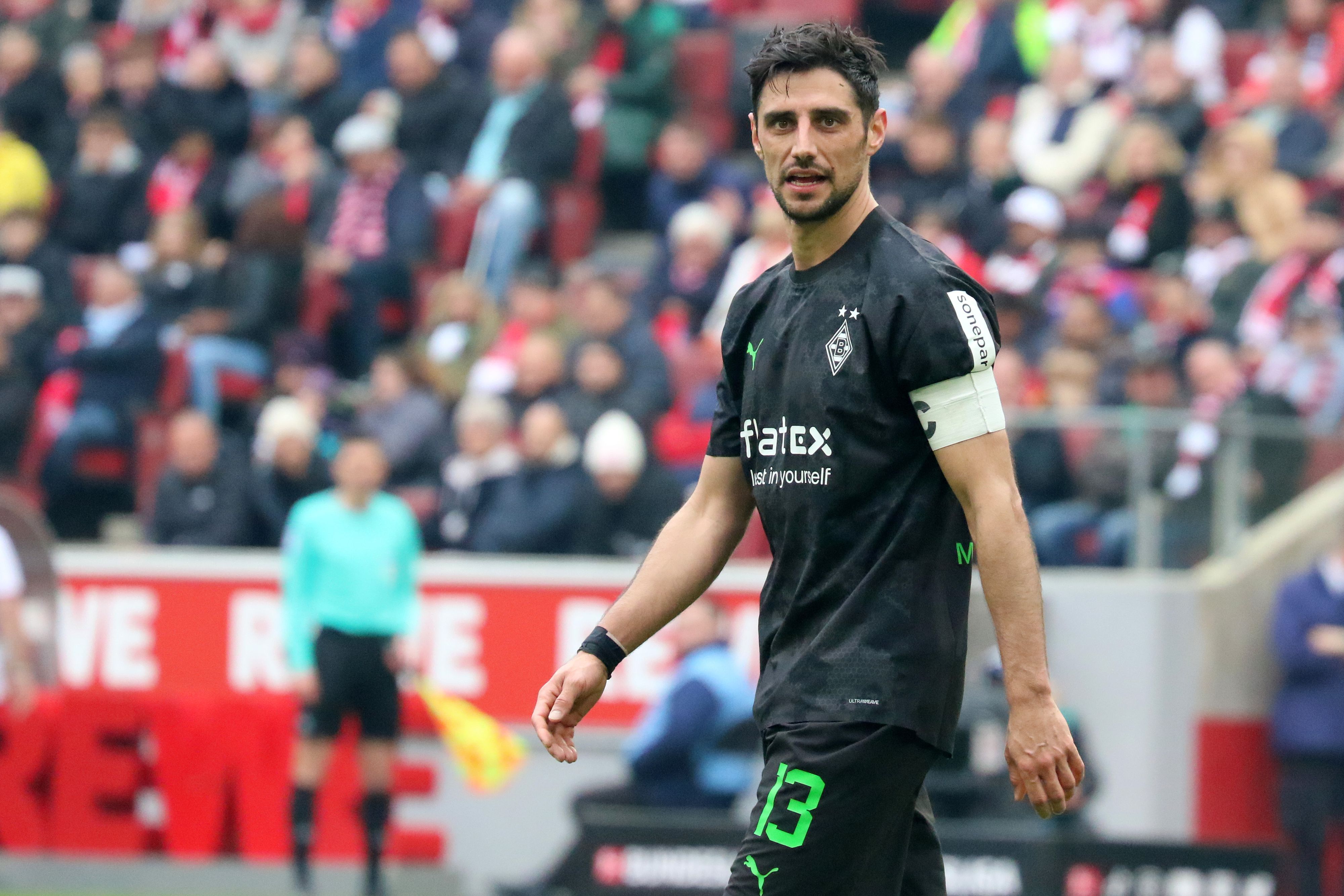 Kapitän Lars Stindl von Borussia Mönchengladbach während des Bundesliga-Auswärtsspiels beim 1. FC Köln am 2. April 2023.