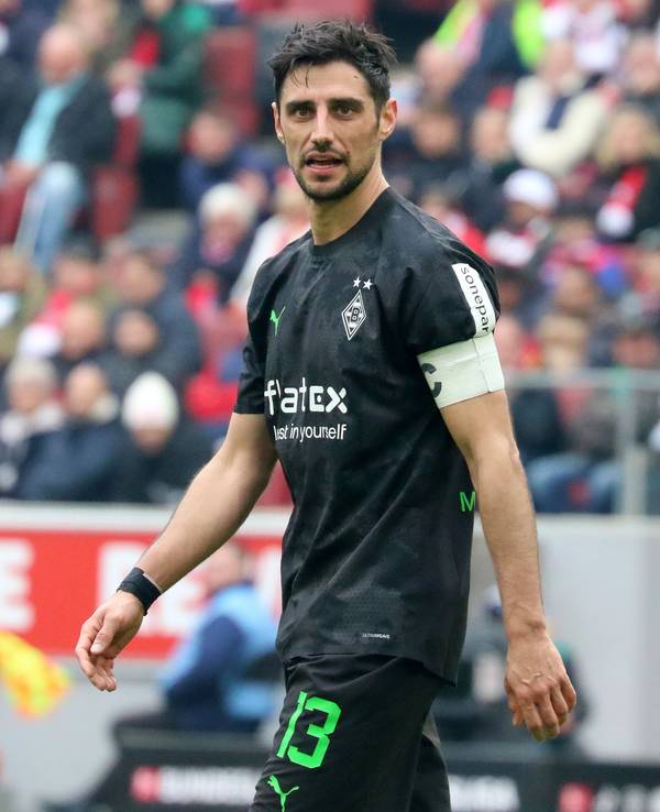 Kapitän Lars Stindl von Borussia Mönchengladbach während des Bundesliga-Auswärtsspiels beim 1. FC Köln am 2. April 2023.