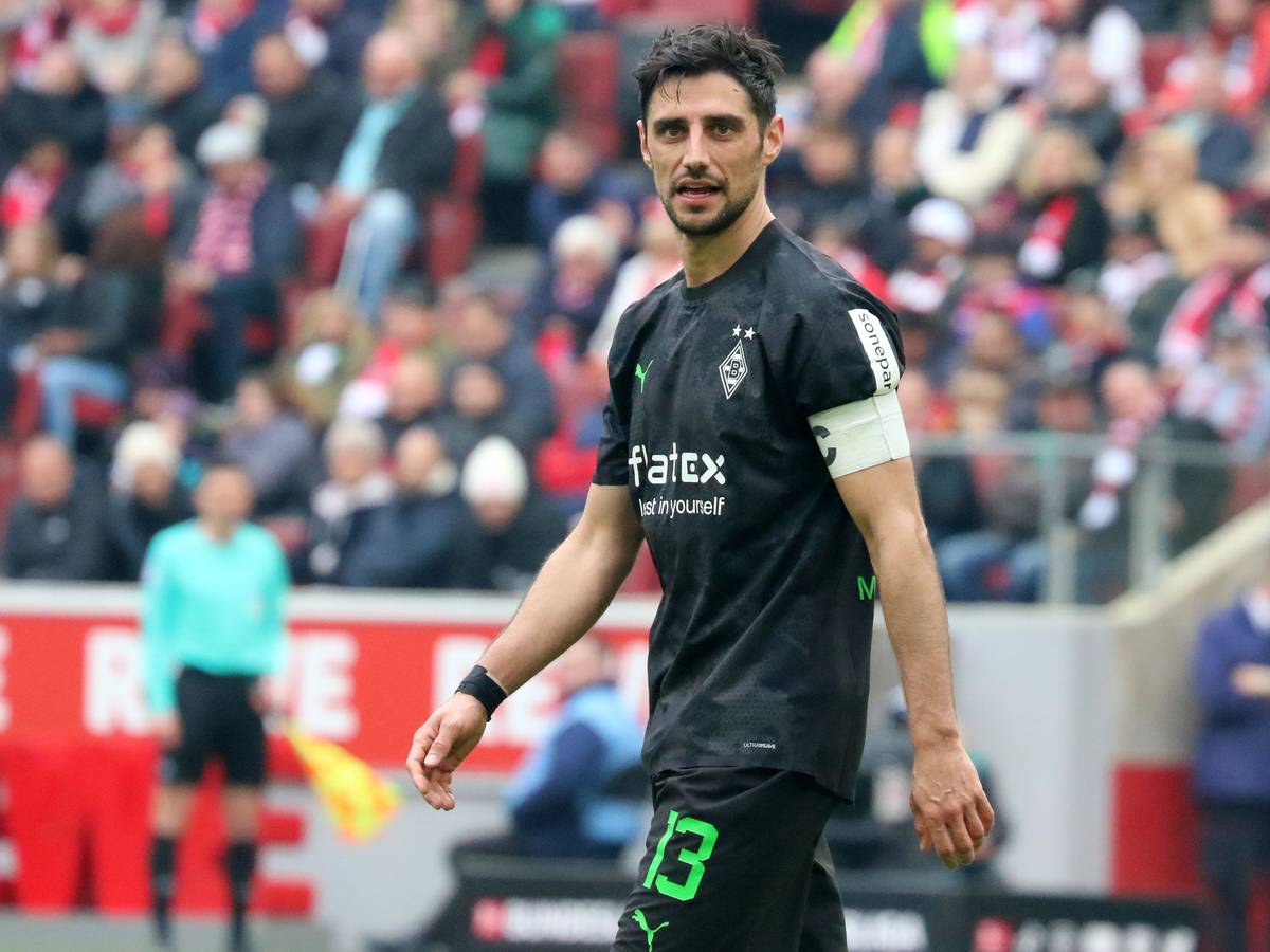 Kapitän Lars Stindl von Borussia Mönchengladbach während des Bundesliga-Auswärtsspiels beim 1. FC Köln am 2. April 2023.