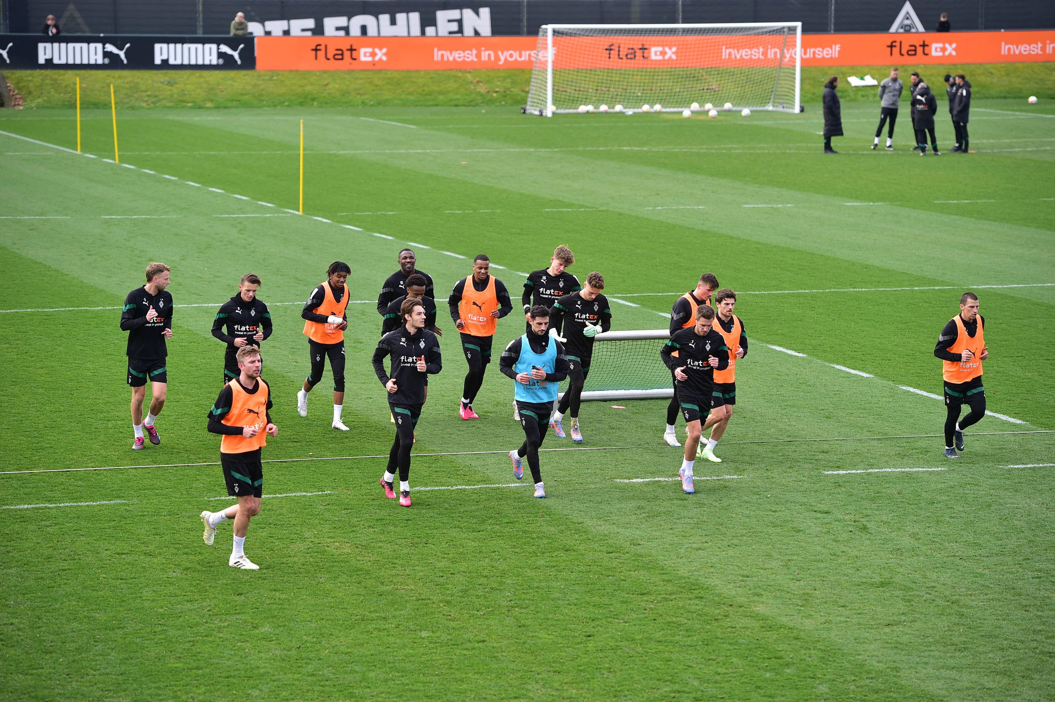 Die Mannschaft von Borussia Mönchengladbach läuft beim Training am 29. März 2023 als Gruppe über den Trainingsplatz im Borussia-Park.