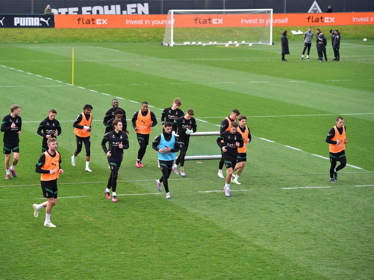 Die Mannschaft von Borussia Mönchengladbach läuft beim Training am 29. März 2023 als Gruppe über den Trainingsplatz im Borussia-Park.