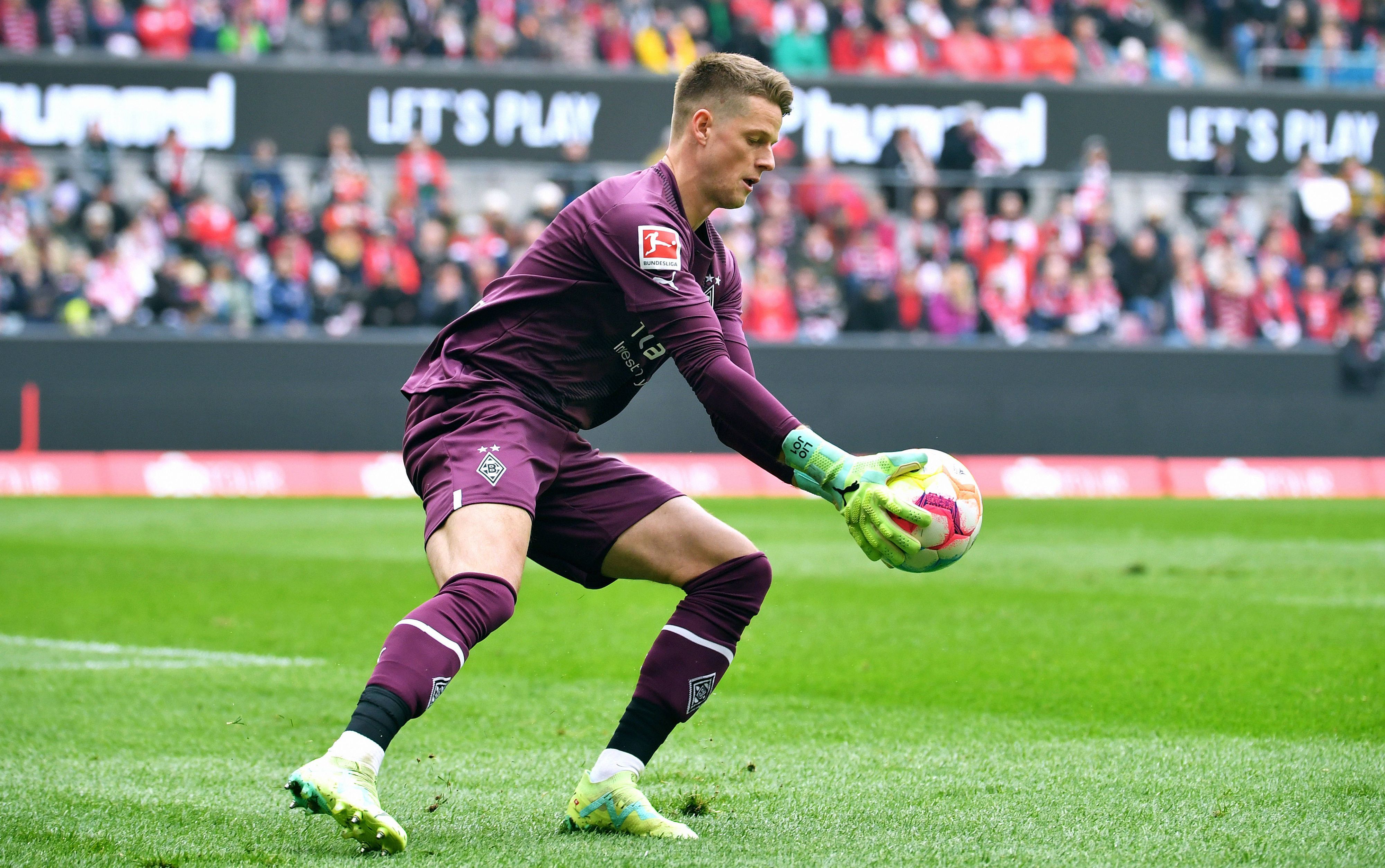 Jonas Omlin nimmt im Derby von Borussia Mönchengladbach beim 1. FC Köln am 2. April 2023 einen Ball auf.