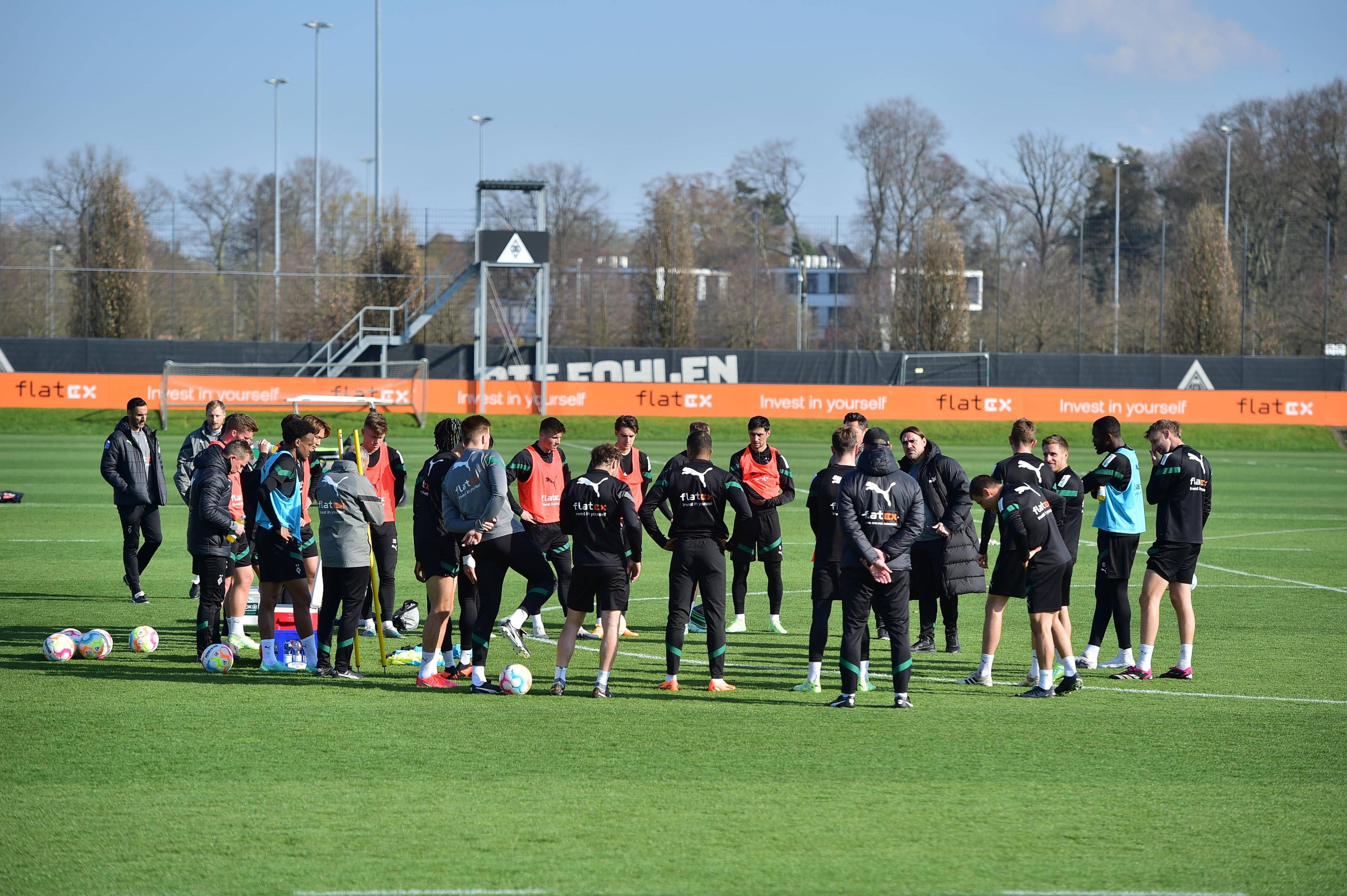 Die Mannschaft von Borussia Mönchengladbach im Kreis beim Training am 5. April 2023.