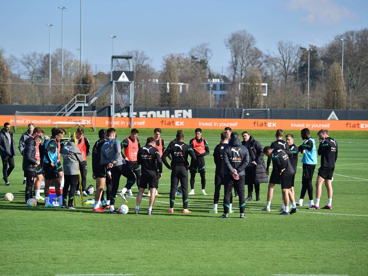Die Mannschaft von Borussia Mönchengladbach im Kreis beim Training am 5. April 2023.