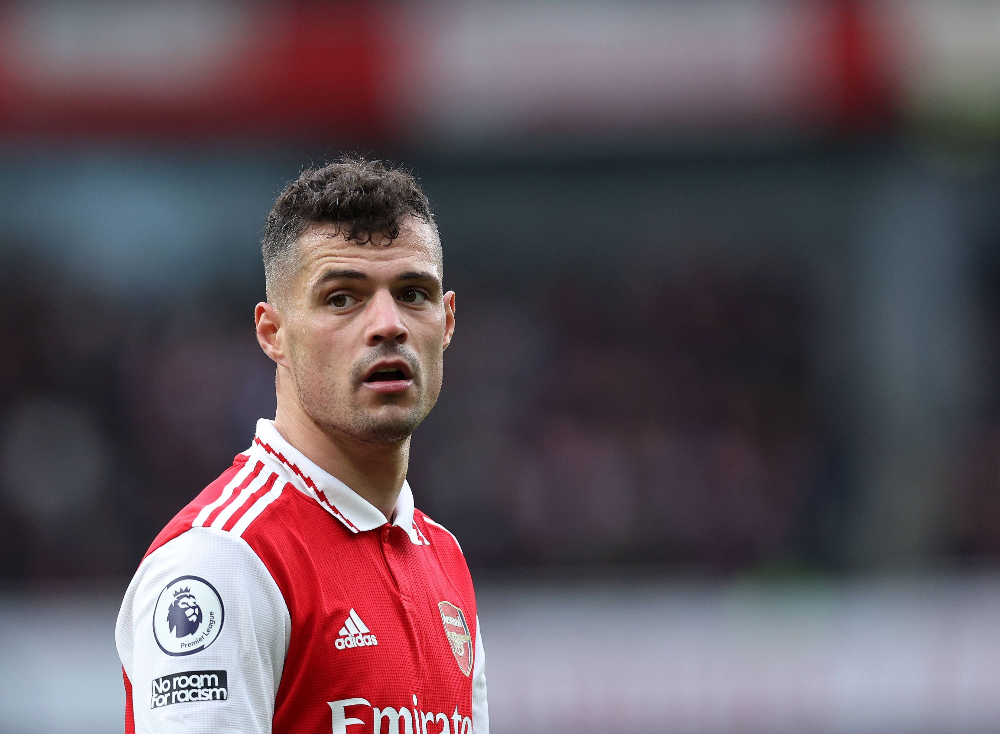 Granit Xhaka, Ex-Spieler von Borussia Mönchengladbach und heutiger Profi des FC Arsenal, hat mit einem Interview im Netz für Verwunderung gesorgt. Das Foto zeigt ihn am 1. April bei einem Spiel der „Gunners“.