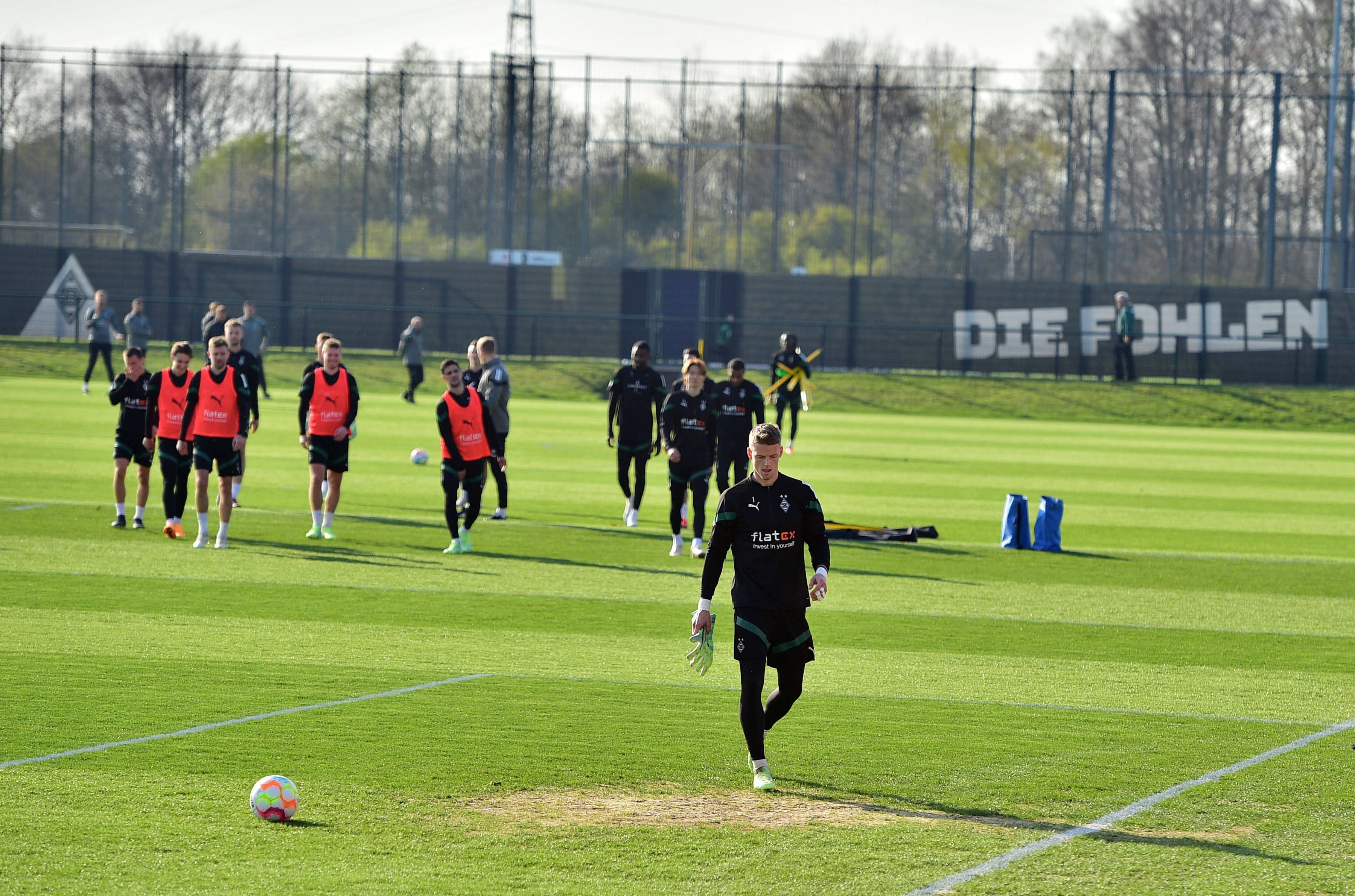 Jonas Omlin hat genug. Der Gladbach-Torwart verlässt nach einem Wortgefecht mit Marcus Thuram zum Abschuss des Trainings am 5. April 2023 wütend den Rasen vor seinen Mitspielern.