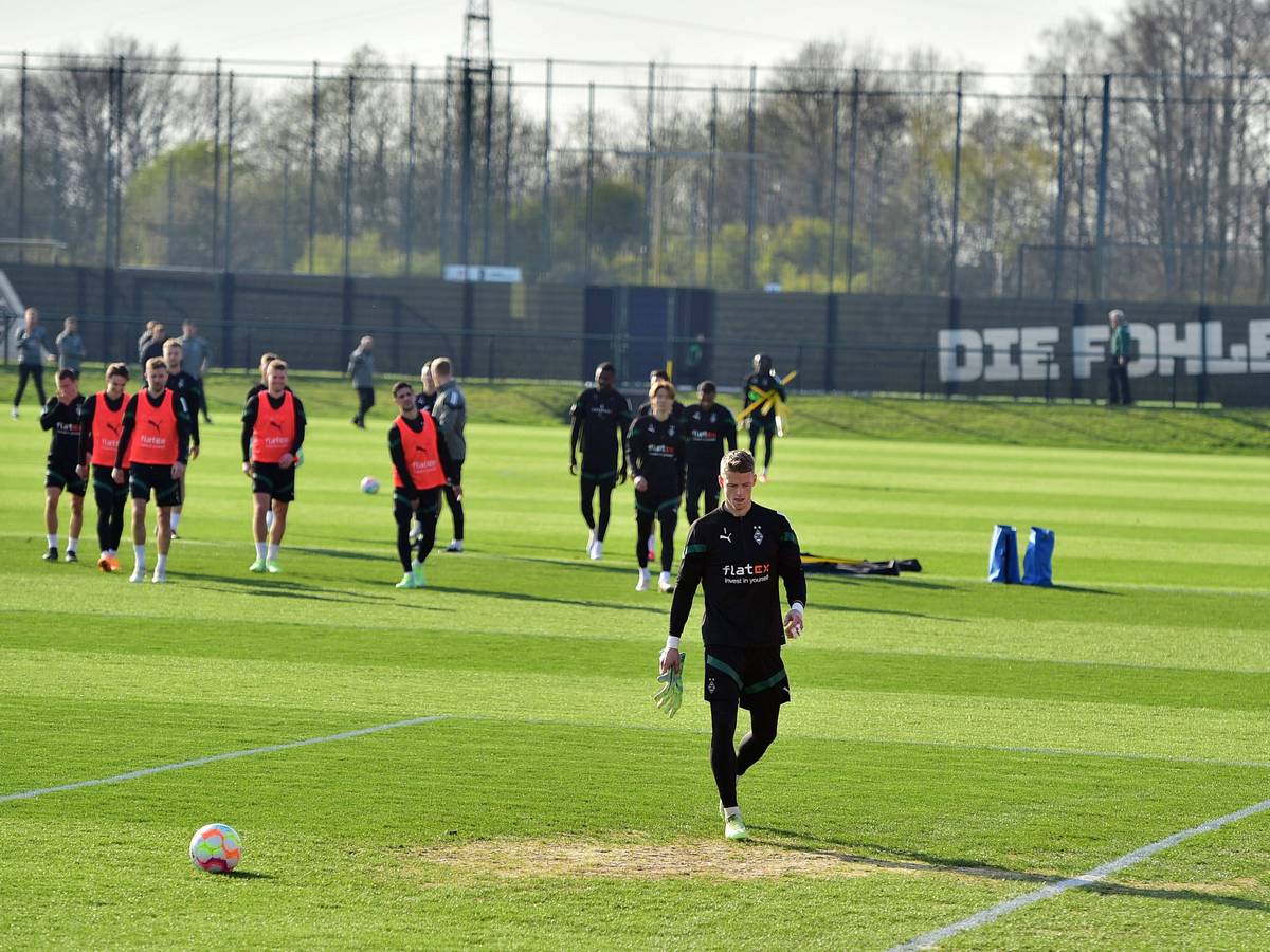 Jonas Omlin hat genug. Der Gladbach-Torwart verlässt nach einem Wortgefecht mit Marcus Thuram zum Abschuss des Trainings am 5. April 2023 wütend den Rasen vor seinen Mitspielern.