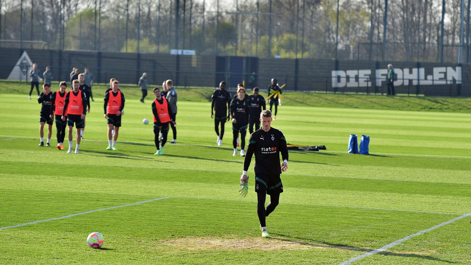 Jonas Omlin hat genug. Der Gladbach-Torwart verlässt nach einem Wortgefecht mit Marcus Thuram zum Abschuss des Trainings am 5. April 2023 wütend den Rasen vor seinen Mitspielern.