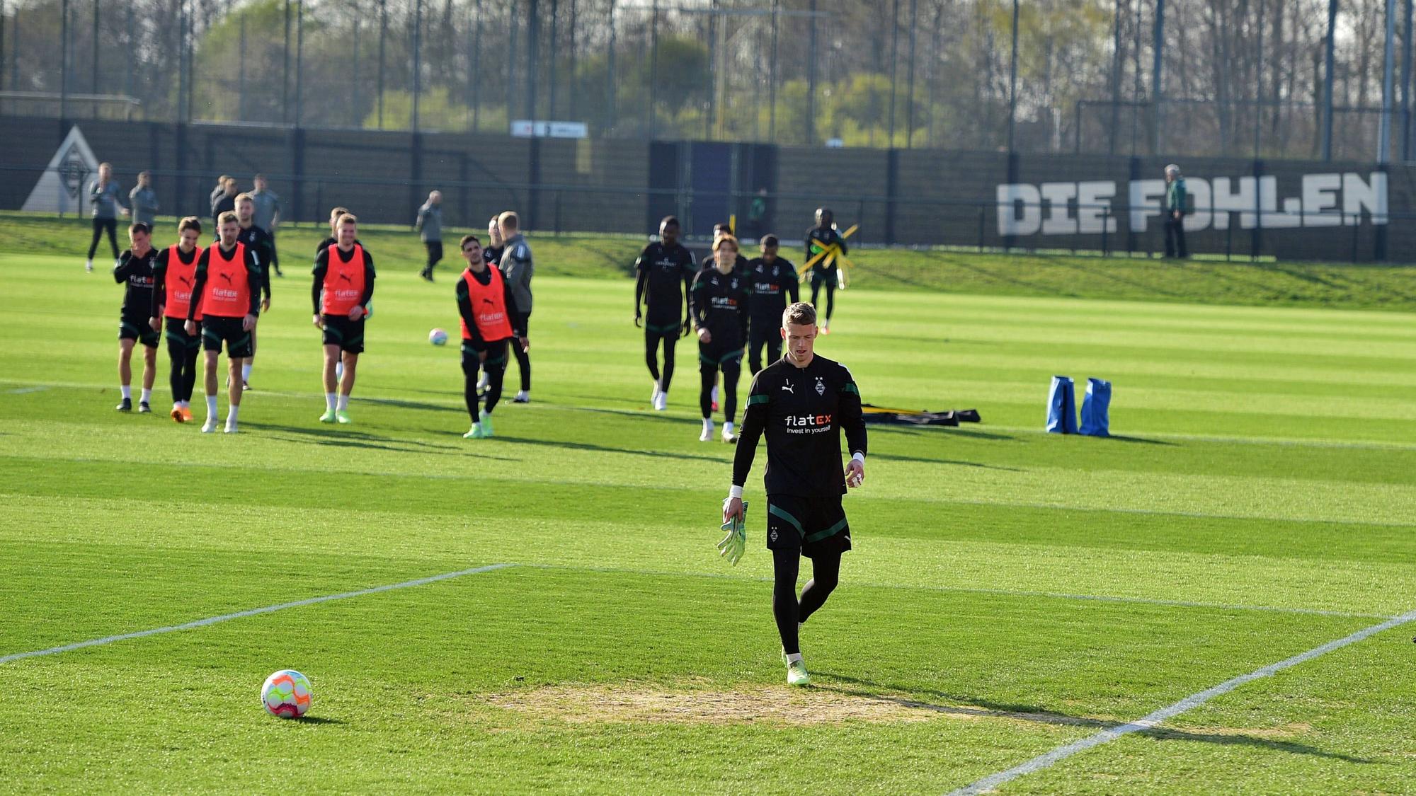 Jonas Omlin, Torwart von Borussia Mönchengladbach verlässt nach einem Wortgefecht zum Abschuss des Trainings am 5. April 2023 wütend den Rasen vor seinen Mitspielern.