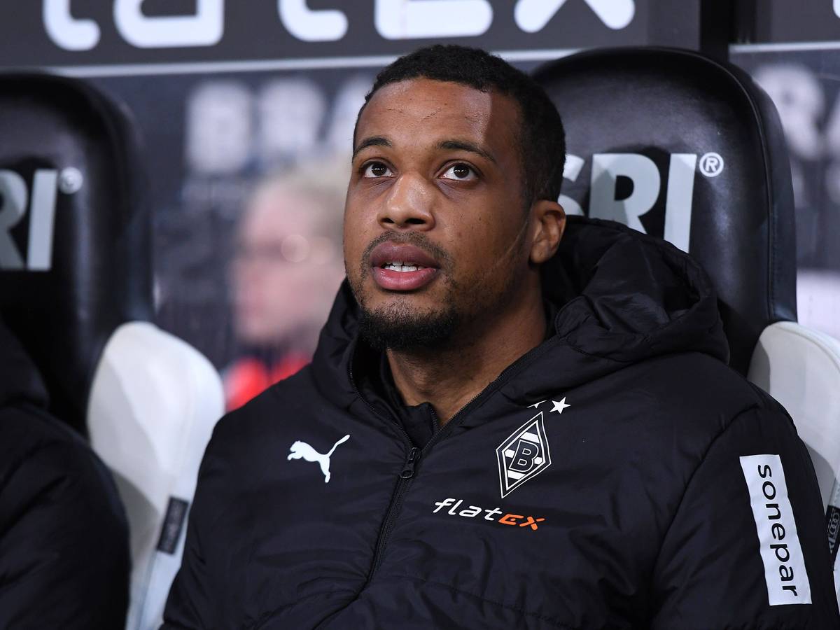 Alassane Plea von Borussia Mönchengladbach, hier am 17. März 2023 auf der Auswechselbank beim Bundesliga-Spiel gegen Werder Bremen, soll mit dem Gedanken spielen, die Fohlen im Sommer zu verlassen.