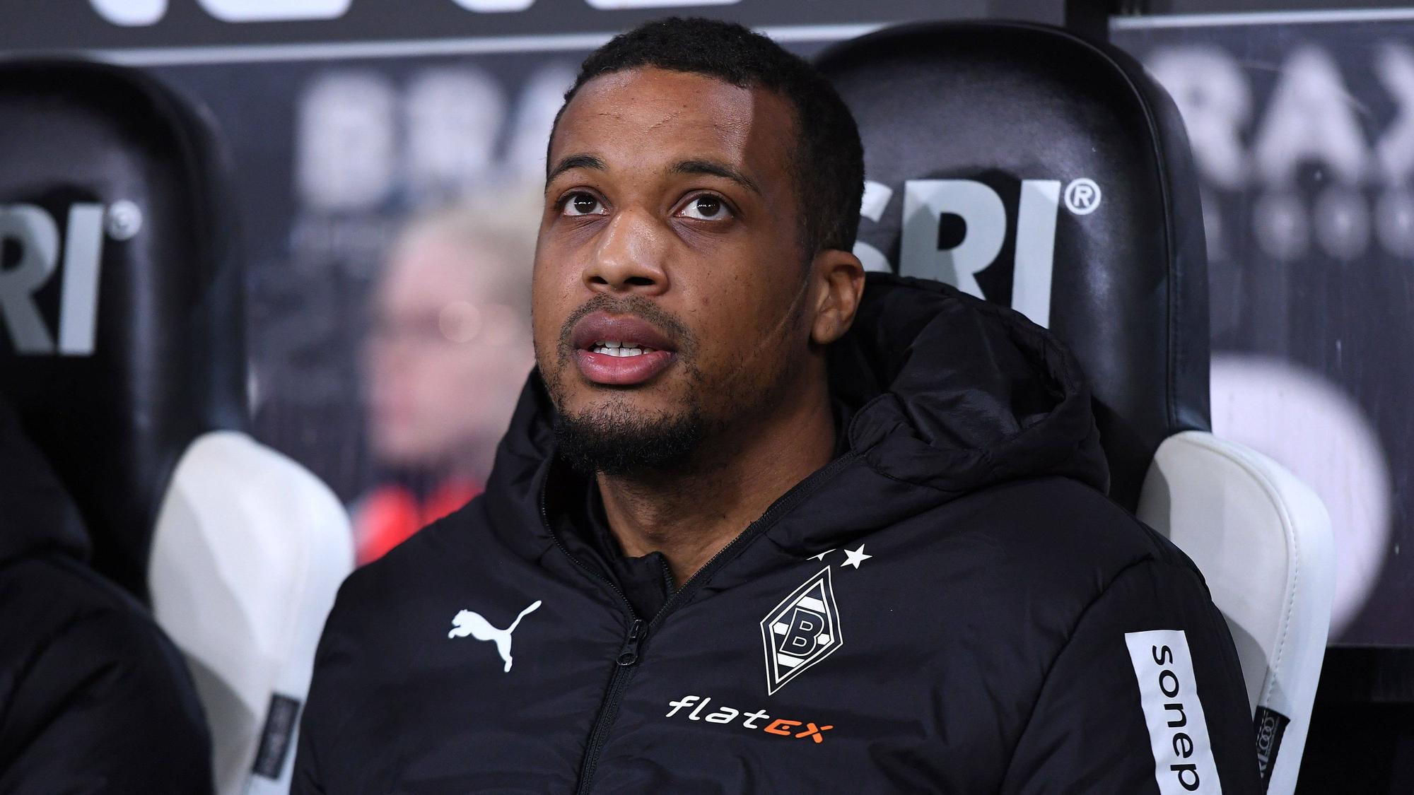 Alassane Plea von Borussia Mönchengladbach, hier am 17. März 2023 auf der Auswechselbank beim Bundesliga-Spiel gegen Werder Bremen, soll mit dem Gedanken spielen, die Fohlen im Sommer zu verlassen.
