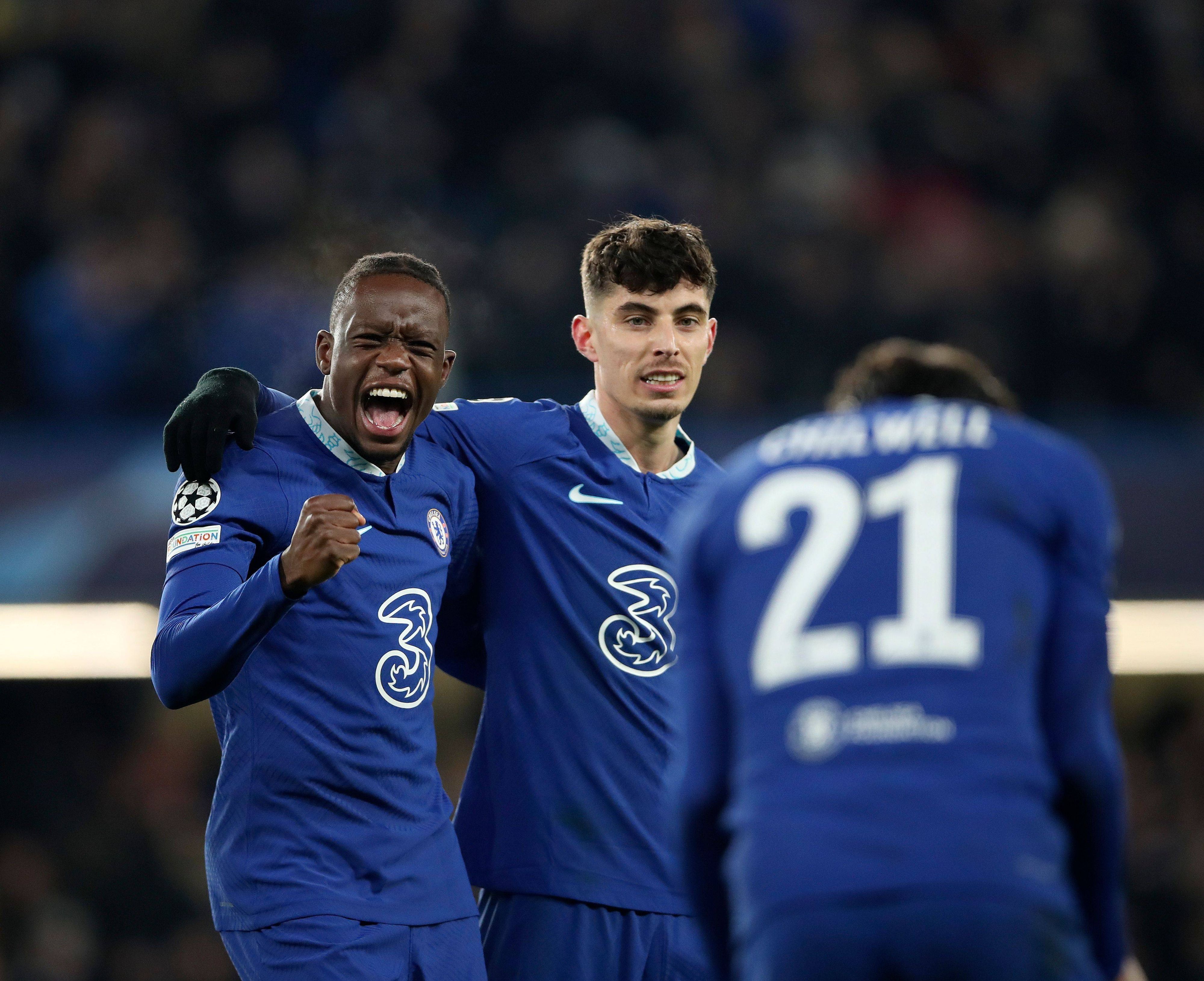 Denis Zakaria (l.) feiert den Sieg gegen Borussia Dortmund am 7. März 2023 gemeinsam mit Kai Havertz, seinem Teamkollegen beim FC Chelsea. Der ehemalige Spieler von Borussia Mönchengladbach und der DFB-Nationalspieler liegen sich in den Armen.