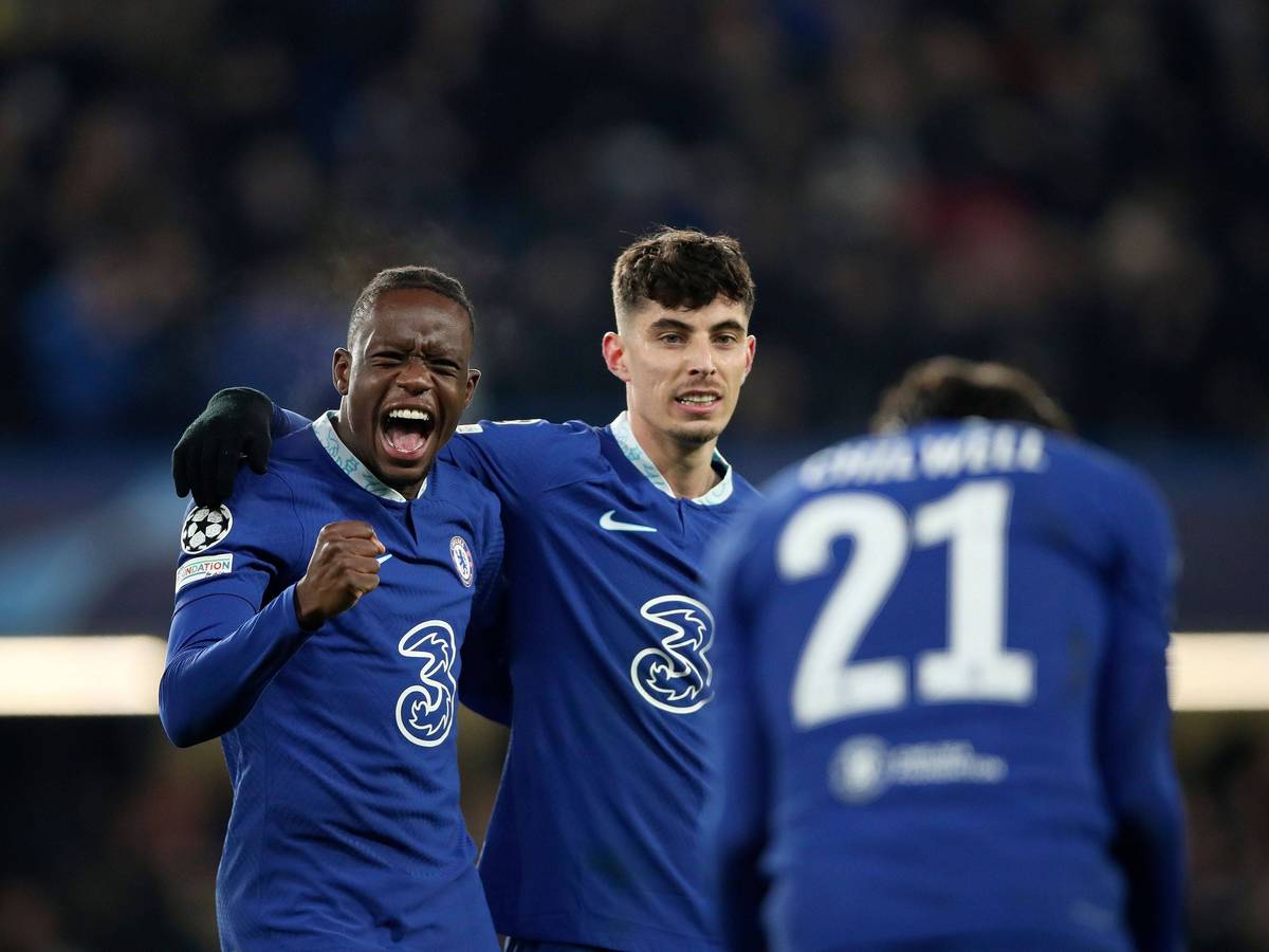 Denis Zakaria (l.) feiert den Sieg gegen Borussia Dortmund am 7. März 2023 gemeinsam mit Kai Havertz, seinem Teamkollegen beim FC Chelsea. Der ehemalige Spieler von Borussia Mönchengladbach und der DFB-Nationalspieler liegen sich in den Armen.
