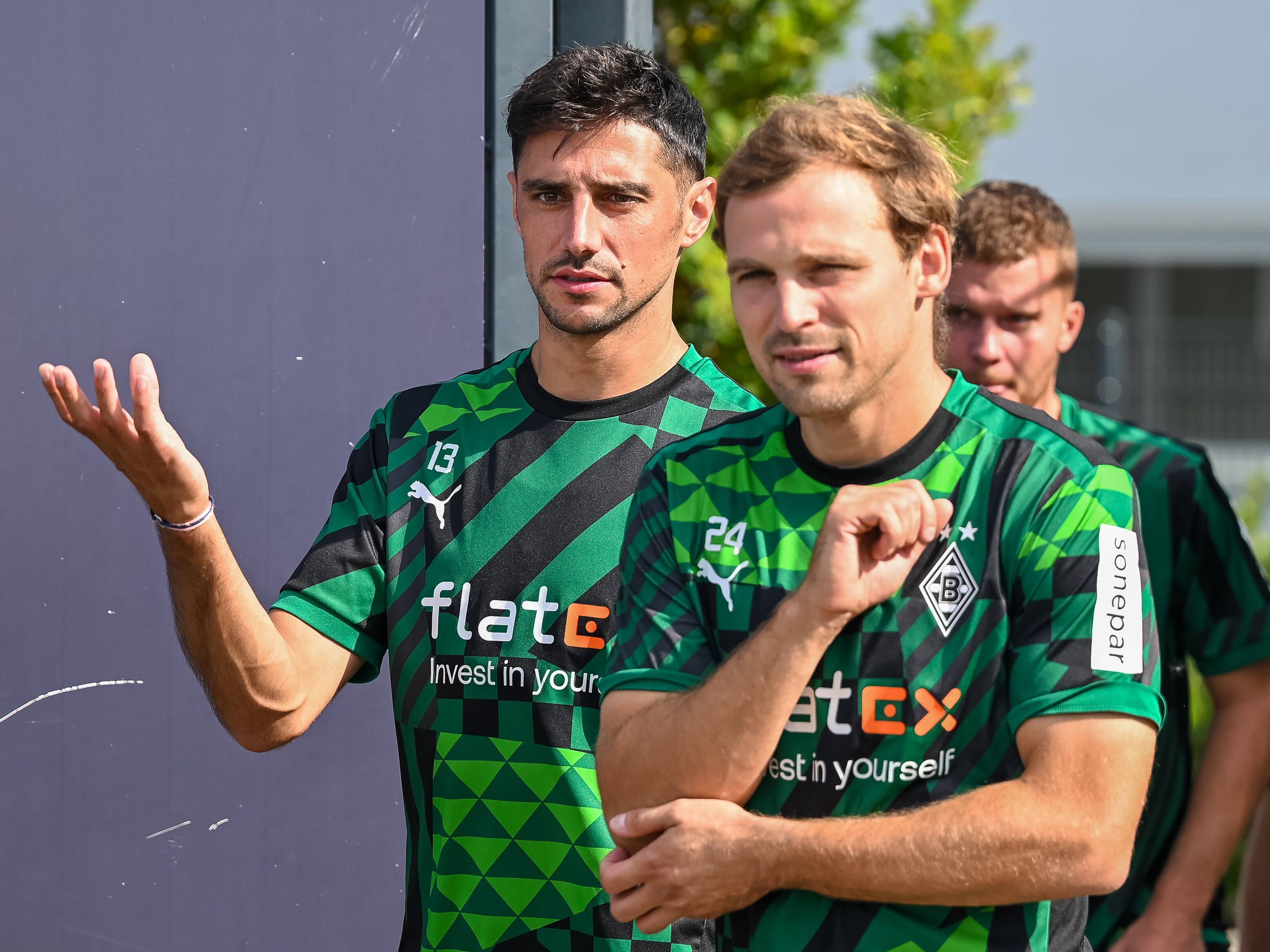 Tony Jantschke (r.) ist seit 2008 Profi bei Borussia Mönchengladbach und langjähriger Teamkollege von Gladbach-Kapitän Lars Stindl. Das Foto zeigt die beiden Fanlieblinge am 24. August 2022.