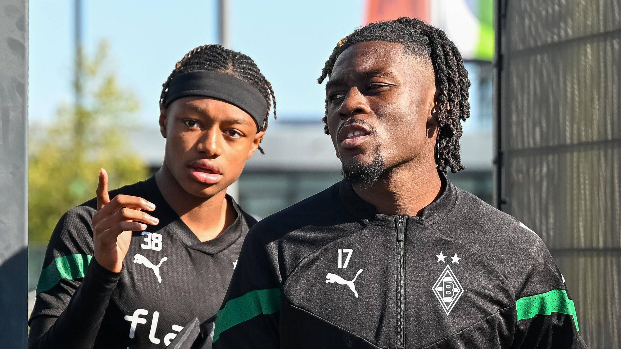 Yvandro Borges Sanches (l.), hier am 7. Oktober 2022, könnte in die Fußstapfen von Manu Koné als hoffnungsvolles Juwel bei Borussia Mönchengladbach treten. Das Foto zeigt beide vor einer Trainingseinheit im Borussia-Park.