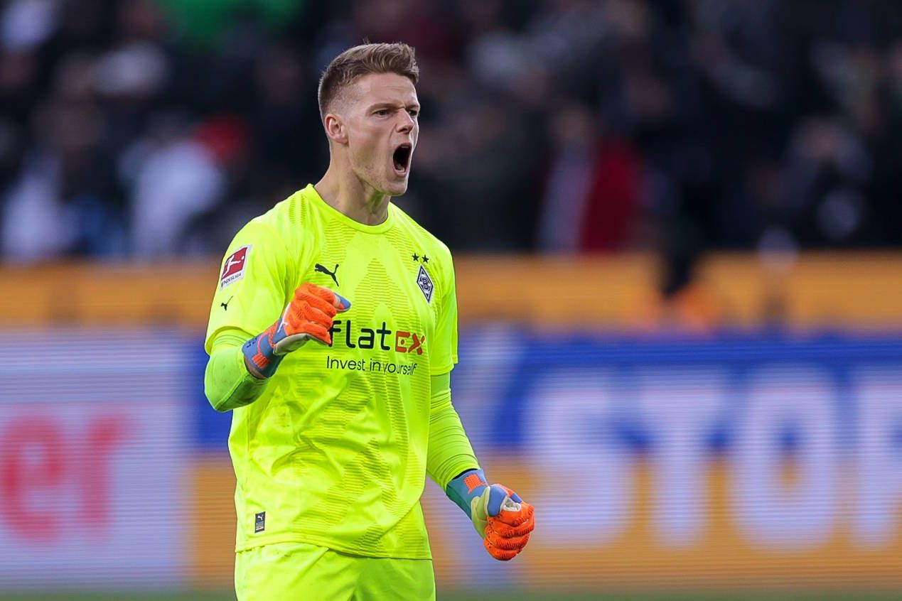 Jonas Omlin, hier am 18. Februar 2023, spielt seit Januar 2023 für Borussia Mönchengladbach. Das Foto zeigt den Gladbach-Torhüter im Bundesliga-Spiel gegen Bayern München.