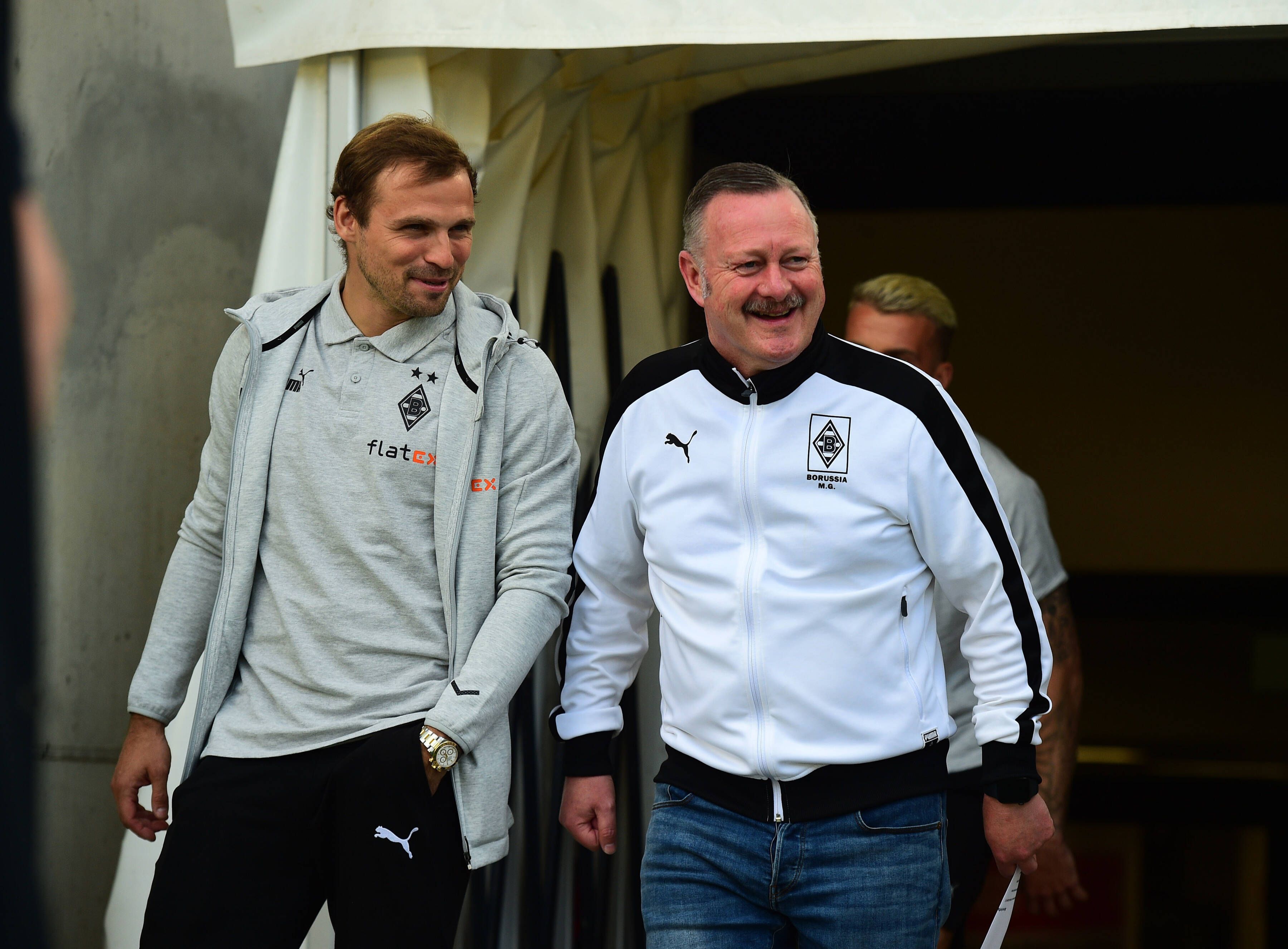 Tony Jantschke (l.) wird auch nach seinem Karriereende als Profi von Borussia Mönchengladbach dem Verein erhalten bleiben. Das Foto zeigt den Routinier mit Gladbach-Manager Roland Virkus am 1. Juli 2022.