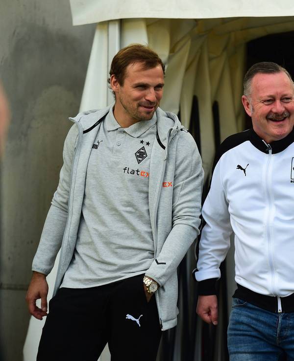 Tony Jantschke (l.) wird auch nach seinem Karriereende als Profi von Borussia Mönchengladbach dem Verein erhalten bleiben. Das Foto zeigt den Routinier mit Gladbach-Manager Roland Virkus am 1. Juli 2022.