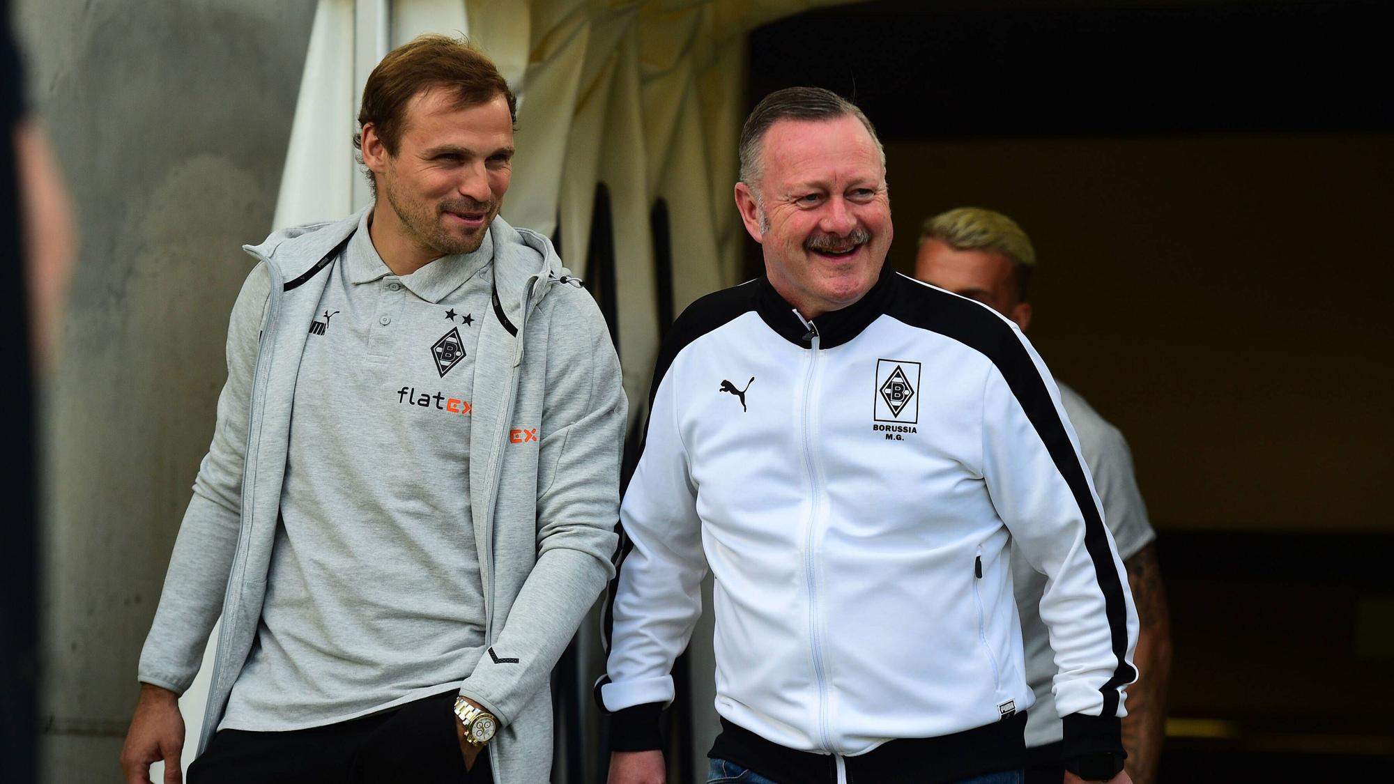 Tony Jantschke (l.) wird auch nach seinem Karriereende als Profi von Borussia Mönchengladbach dem Verein erhalten bleiben. Das Foto zeigt den Routinier mit Gladbach-Manager Roland Virkus am 1. Juli 2022.