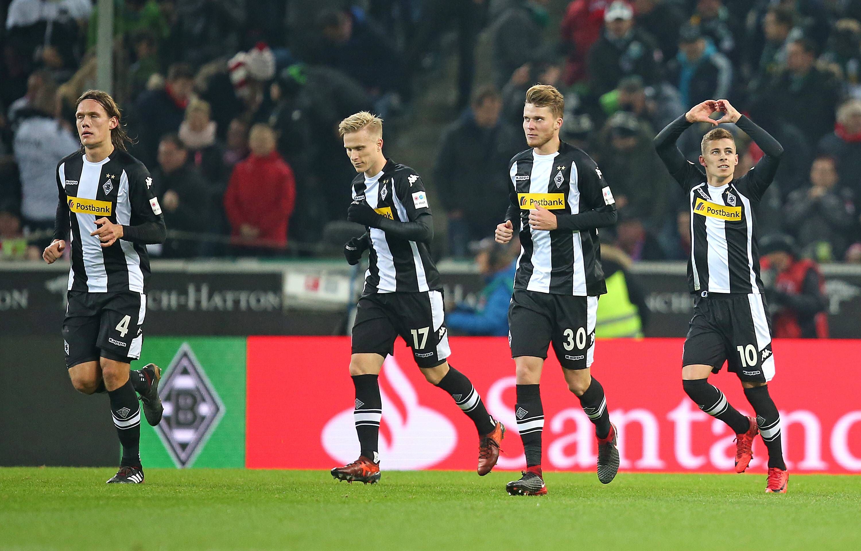 Jannik Vestergaard (l.) spielte von 2016 bis 2018 bei Borussia Mönchengladbach. Das Foto zeigt den Dänen mit seinen damaligen Gladbach-Teamkollegen Oscar Wendt, Nico Elvedi und Thorgan Hazard (v.l.n.r.) beim Bundesliga-Spiel gegen Bayern München am 25. November 2017.