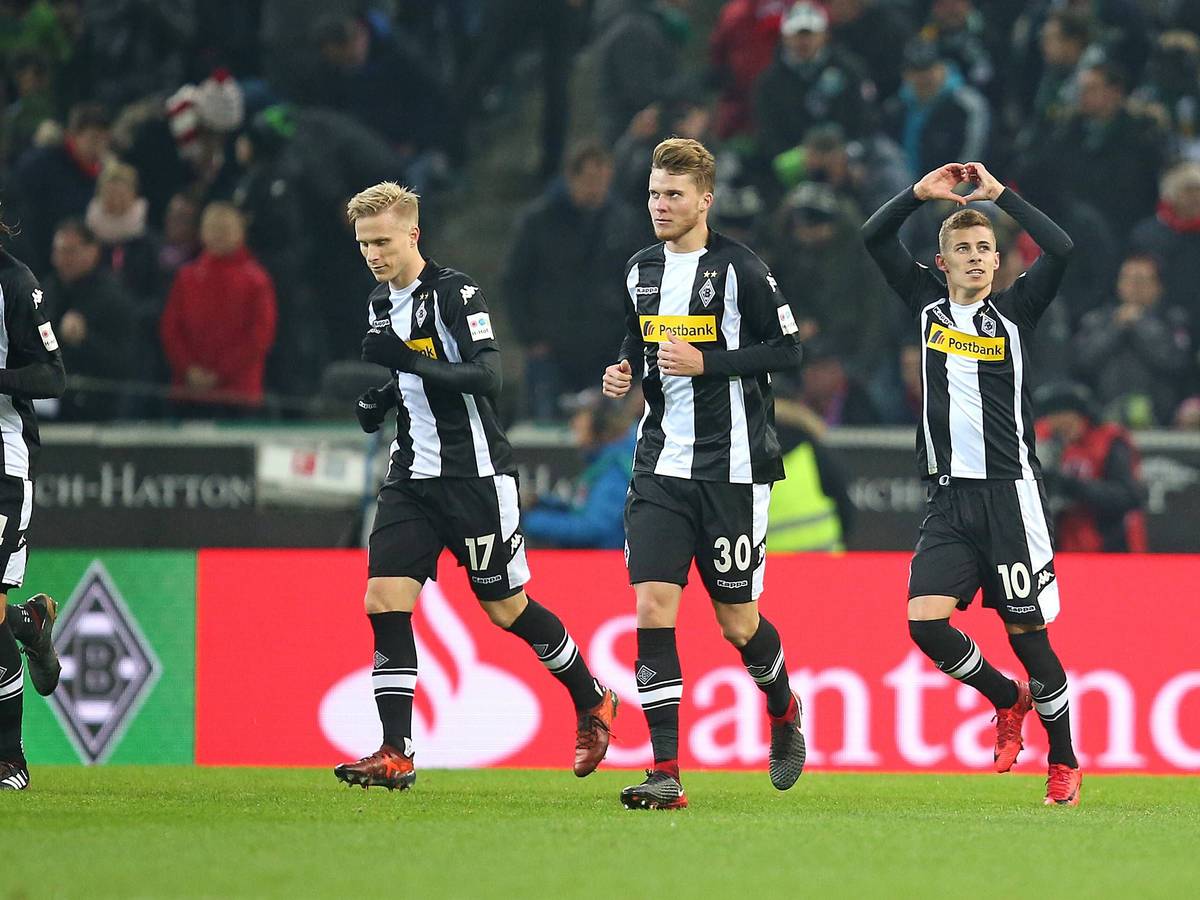 Jannik Vestergaard (l.) spielte von 2016 bis 2018 bei Borussia Mönchengladbach. Das Foto zeigt den Dänen mit seinen damaligen Gladbach-Teamkollegen Oscar Wendt, Nico Elvedi und Thorgan Hazard (v.l.n.r.) beim Bundesliga-Spiel gegen Bayern München am 25. November 2017.