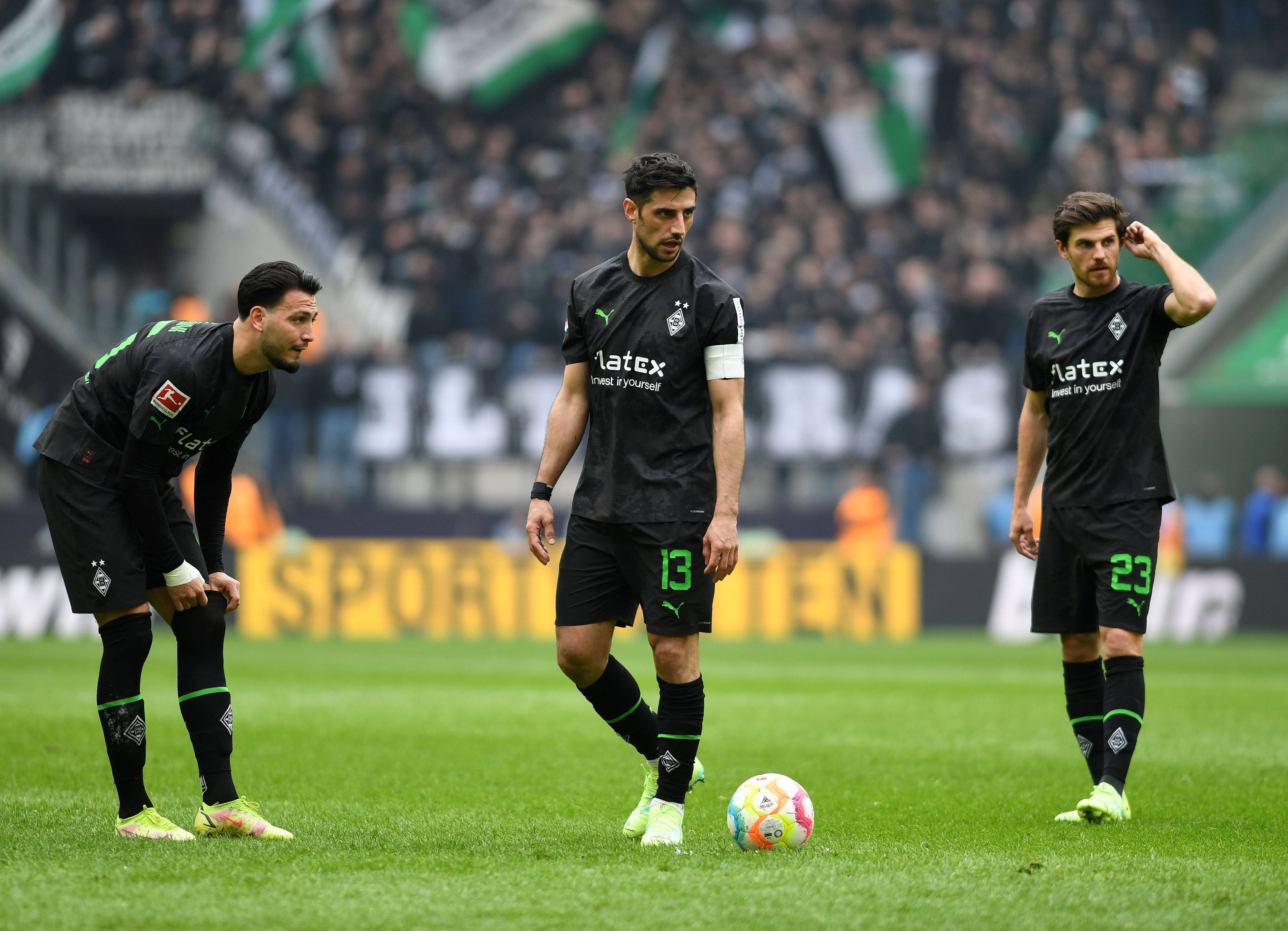 Jonas Hofmann (r.) steht mit Ramy Bensebaini (l.) und Lars Stindl zur Ausführung eines Freistoßes im Bundesliga-Spiel von Borussia Mönchengladbach beim 1. FC Köln am 2. April 2023 bereit.