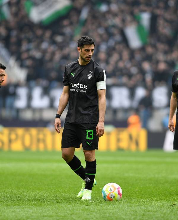 Jonas Hofmann (r.) steht mit Ramy Bensebaini (l.) und Lars Stindl zur Ausführung eines Freistoßes im Bundesliga-Spiel von Borussia Mönchengladbach beim 1. FC Köln am 2. April 2023 bereit.