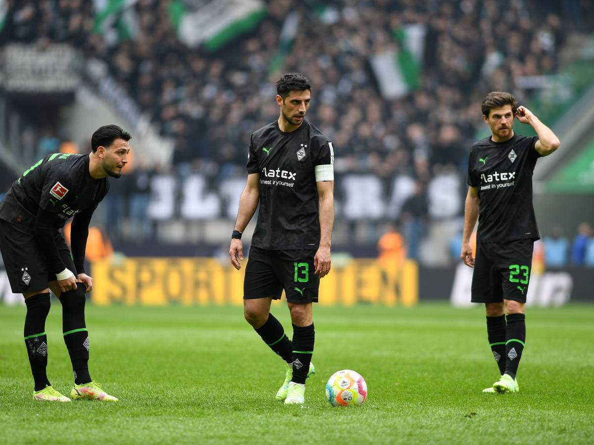 Jonas Hofmann (r.) steht mit Ramy Bensebaini (l.) und Lars Stindl zur Ausführung eines Freistoßes im Bundesliga-Spiel von Borussia Mönchengladbach beim 1. FC Köln am 2. April 2023 bereit.