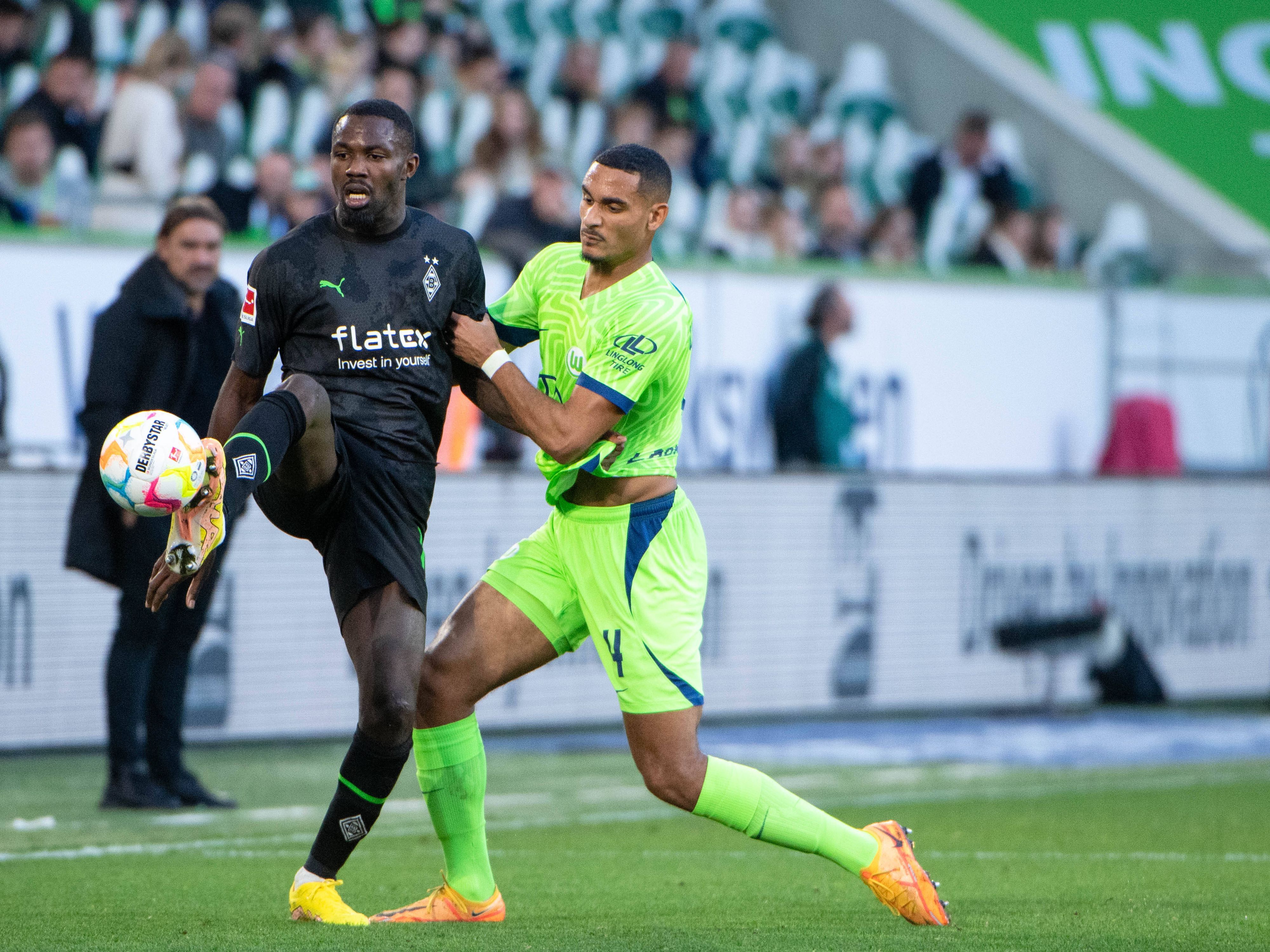 Borussia Mönchengladbach tritt am Sonntag (9. April 2023/15.30 Uhr) in der Bundesliga gegen den VfL Wolfsburg an. Das Foto zeigt Marcus Thuram (l.) im Zweikampf mit Maxence Lacroix (r.) beim Hinrunden-Duell beider Teams am 15. Oktober 2022.