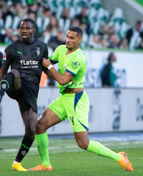 Borussia Mönchengladbach tritt am Sonntag (9. April 2023/15.30 Uhr) in der Bundesliga gegen den VfL Wolfsburg an. Das Foto zeigt Marcus Thuram (l.) im Zweikampf mit Maxence Lacroix (r.) beim Hinrunden-Duell beider Teams am 15. Oktober 2022.