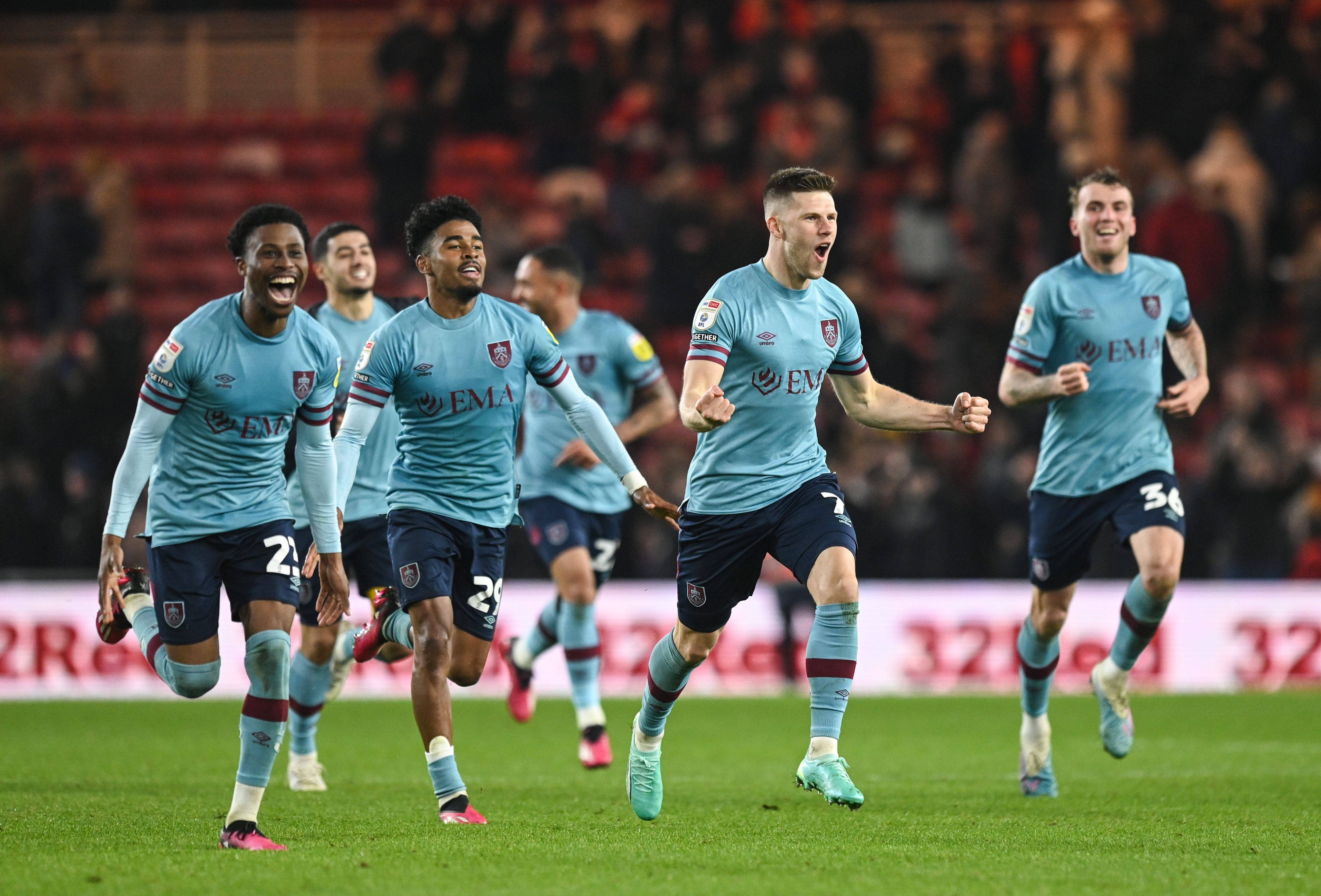 Jordan Beyer (r.) läuft nach dem Spiel des FC Burnley in Middlesborough am 7. April 2023 mit seinen Teamkollegen zur Aufstiegsfeier vor dem Gästeblock.