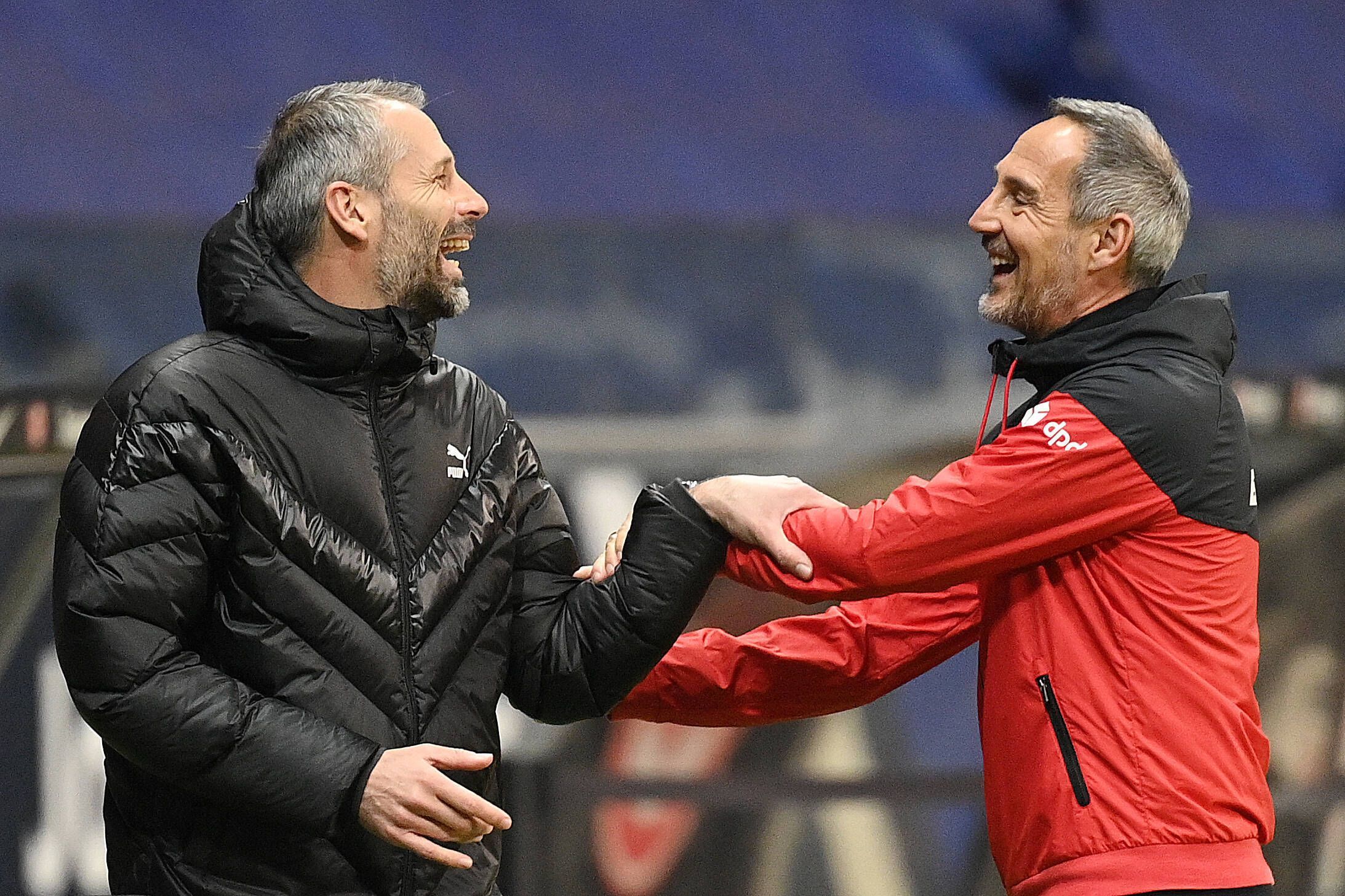 Gute Laune bei zwei ehemaligen Trainern von Borussia Mönchengladbach: Marco Rose (l.) grinst Adi Hütter, damals noch bei Eintracht Frankfurt, an. Das Foto zeigt die beiden Trainer am 15. Dezember 2020.