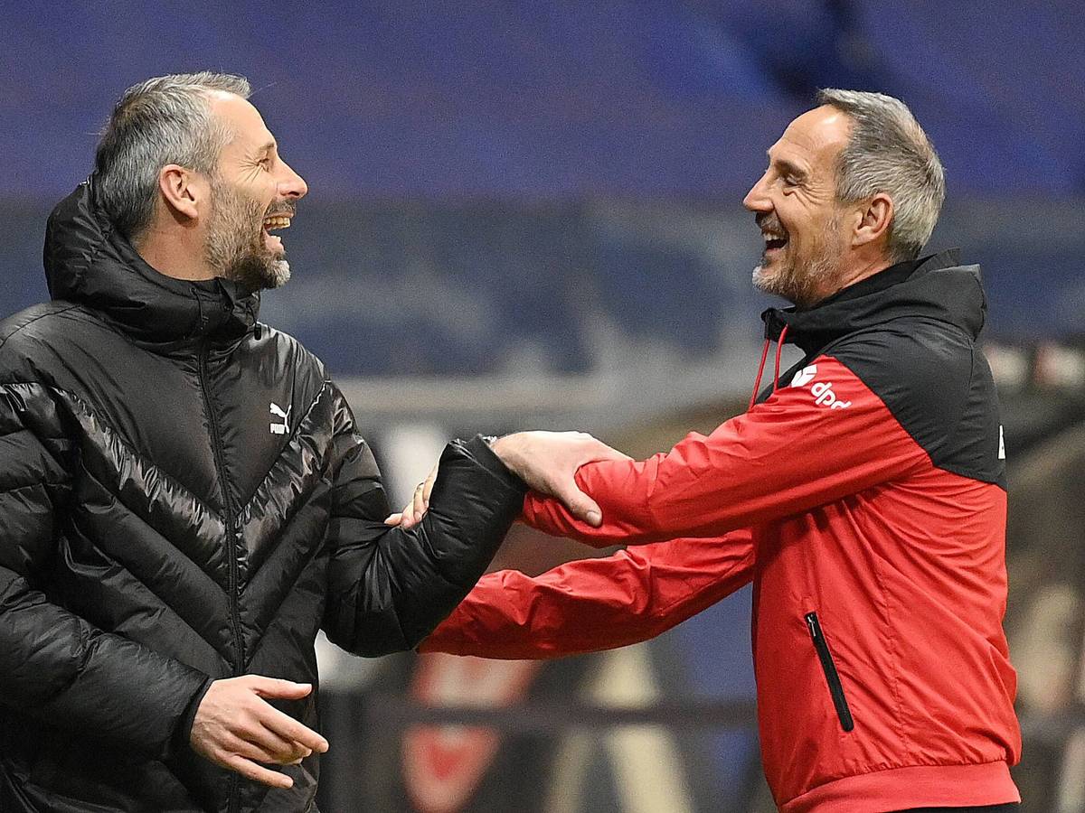 Gute Laune bei zwei ehemaligen Trainern von Borussia Mönchengladbach: Marco Rose (l.) grinst Adi Hütter, damals noch bei Eintracht Frankfurt, an. Das Foto zeigt die beiden Trainer am 15. Dezember 2020.