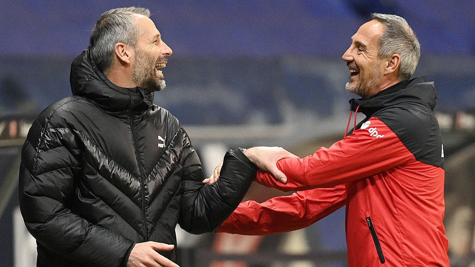 Gute Laune bei zwei ehemaligen Trainern von Borussia Mönchengladbach: Marco Rose (l.) grinst Adi Hütter, damals noch bei Eintracht Frankfurt, an. Das Foto zeigt die beiden Trainer am 15. Dezember 2020.