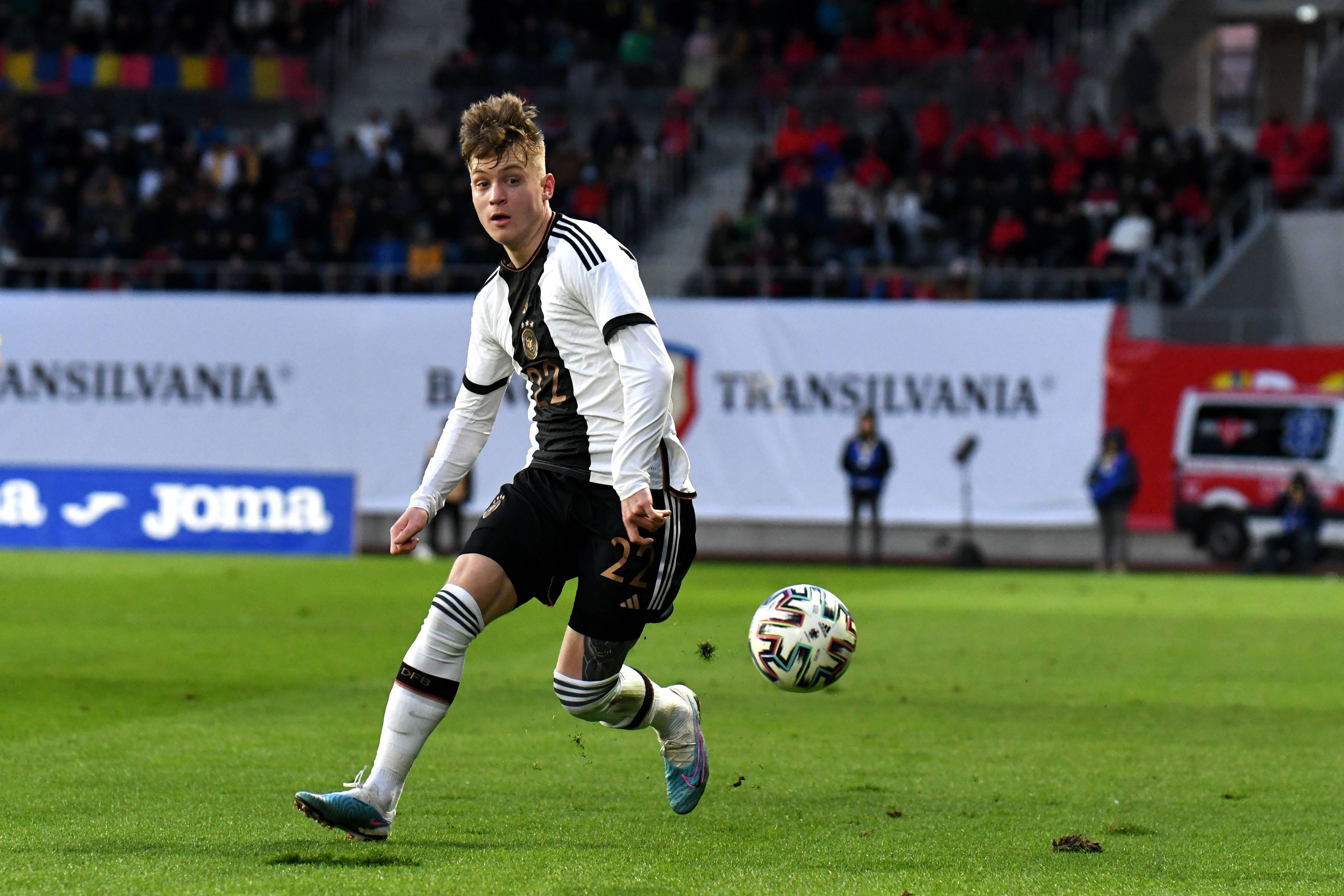 Luca Netz von Borussia Mönchengladbach im DFB-Trikot. Das Foto zeigt den Gladbach-Verteidiger beim Länderspiel der deutschen U21-Nationalmannschaft gegen Rumänien am 28. März 2023.