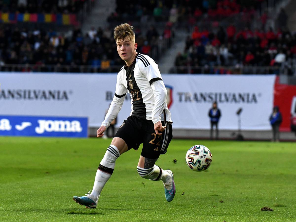 Luca Netz von Borussia Mönchengladbach im DFB-Trikot. Das Foto zeigt den Gladbach-Verteidiger beim Länderspiel der deutschen U21-Nationalmannschaft gegen Rumänien am 28. März 2023.