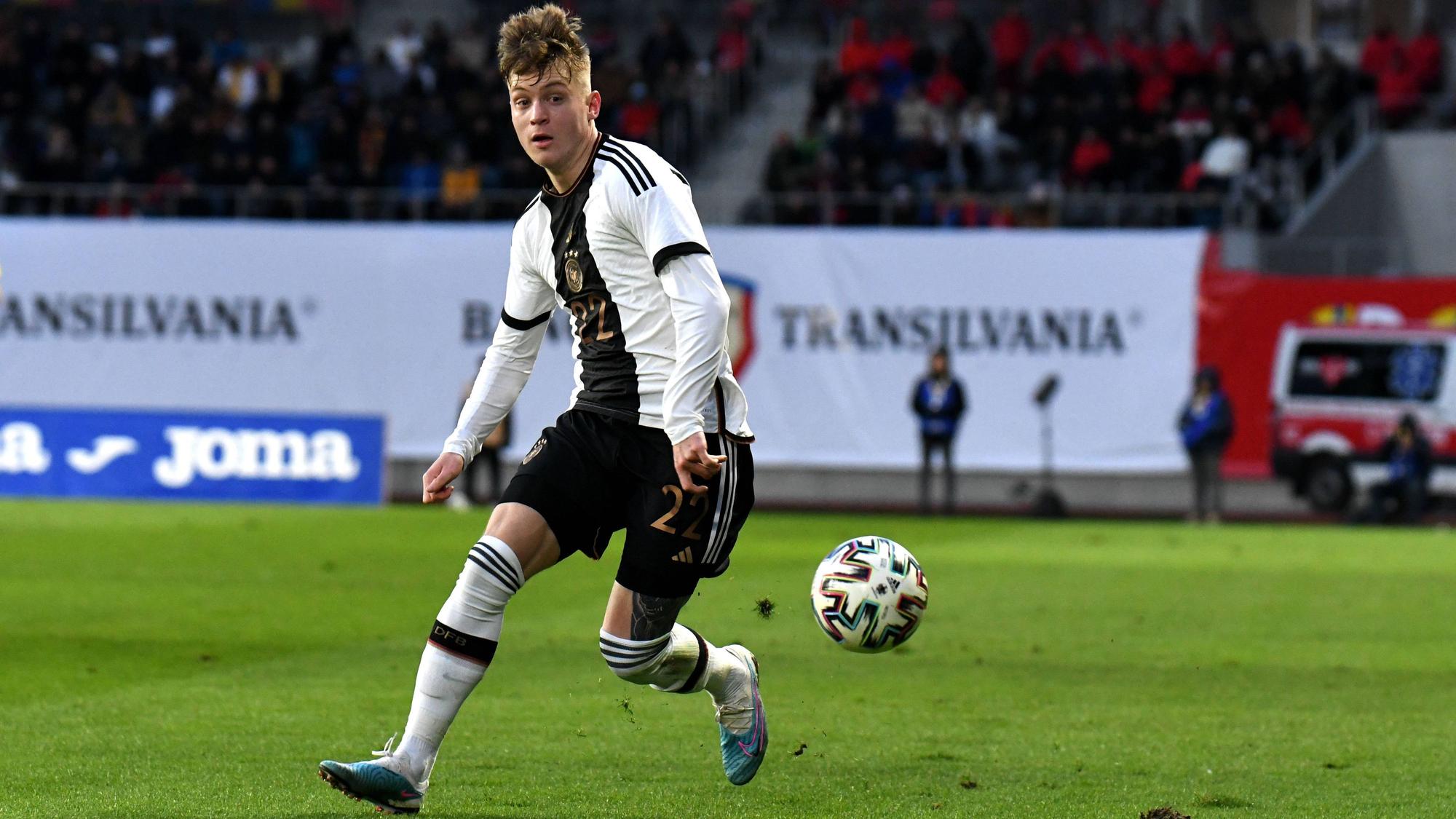 Luca Netz von Borussia Mönchengladbach im DFB-Trikot. Das Foto zeigt den Gladbach-Verteidiger beim Länderspiel der deutschen U21-Nationalmannschaft gegen Rumänien am 28. März 2023.