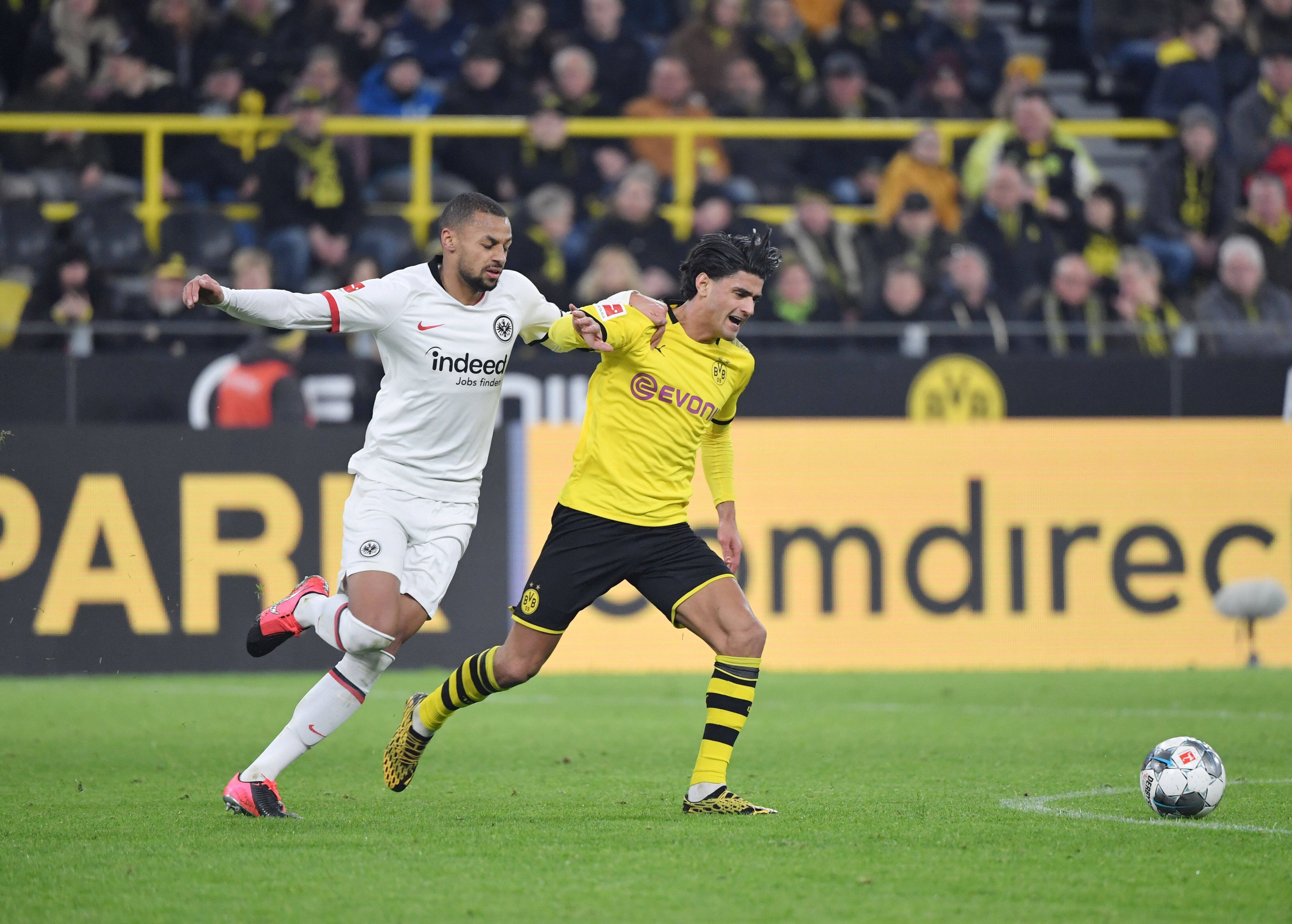 Ex-Fohlen unter sich: Djibril Sow (l.) liefert sich am 14. Februar 2020 einen Zweikampf mit Mo Dahoud. Die beiden ehemaligen Spieler von Borussia Mönchengladbach stehen vor Transfers im Sommer.