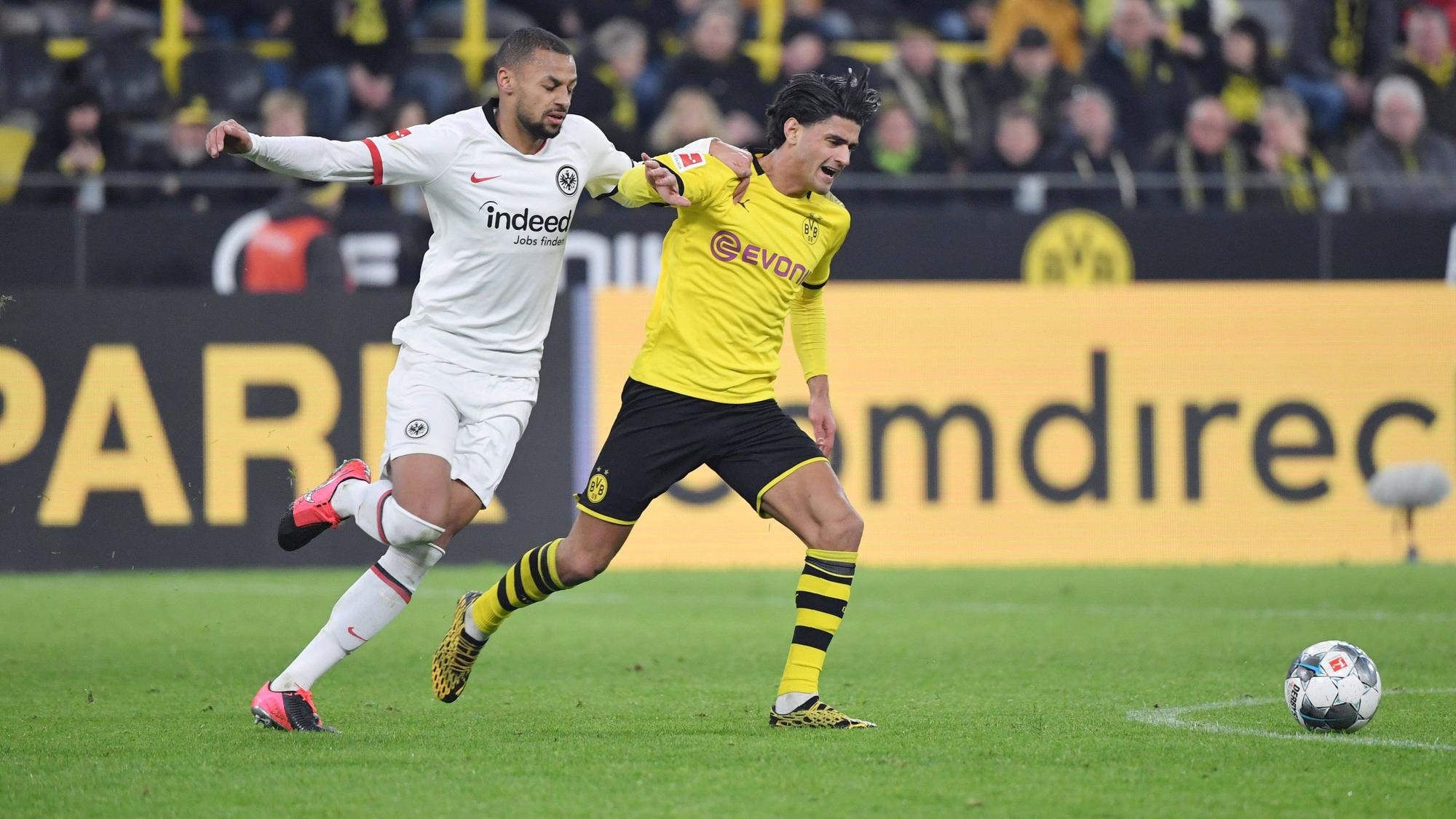 Ex-Fohlen unter sich: Djibril Sow (l.) liefert sich am 14. Februar 2020 einen Zweikampf mit Mo Dahoud. Die beiden ehemaligen Spieler von Borussia Mönchengladbach stehen vor Transfers im Sommer.