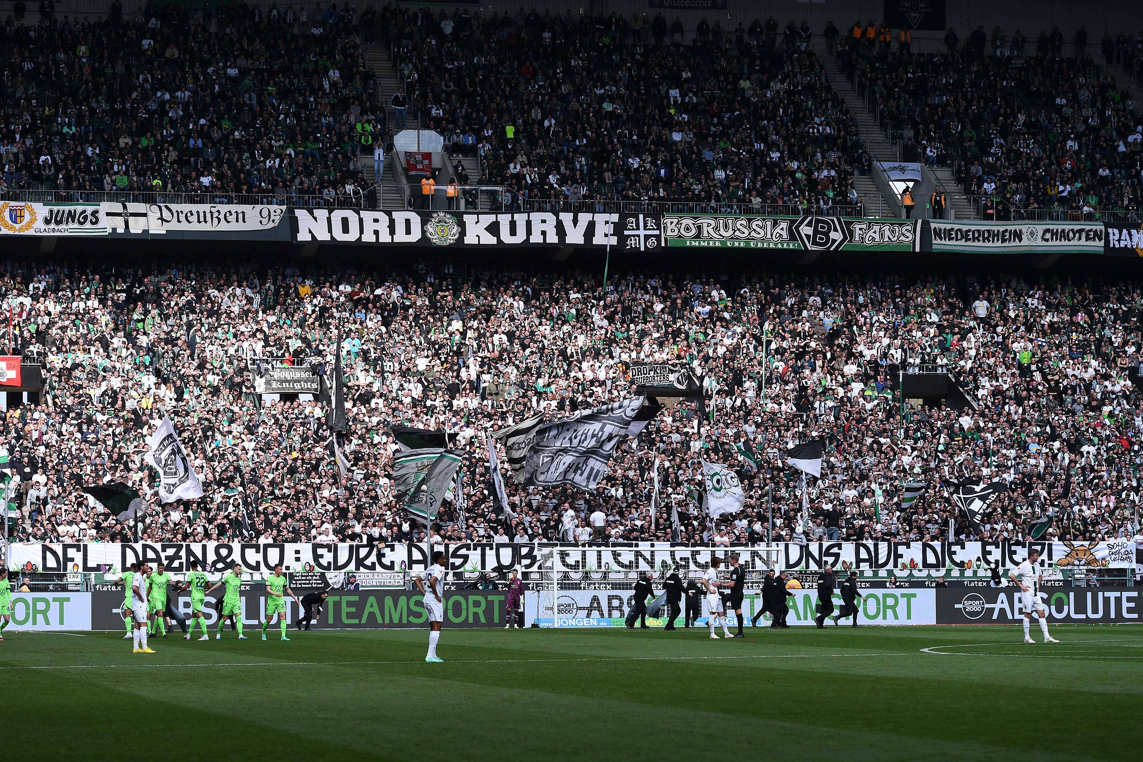 Die Fans von Borussia Mönchengladbach ließen sich am Sonntag (9. April 2023) zu einem besonderen Protest gegen die Anstoßzeiten hinreißen: Sie warfen buntgefärbte Ostereier aufs Spielfeld.