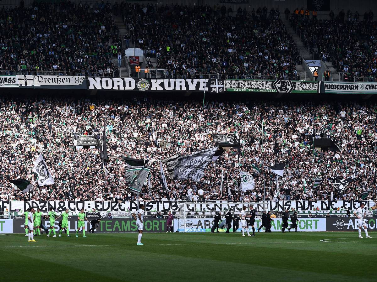 Die Fans von Borussia Mönchengladbach ließen sich am Sonntag (9. April 2023) zu einem besonderen Protest gegen die Anstoßzeiten hinreißen: Sie warfen buntgefärbte Ostereier aufs Spielfeld.