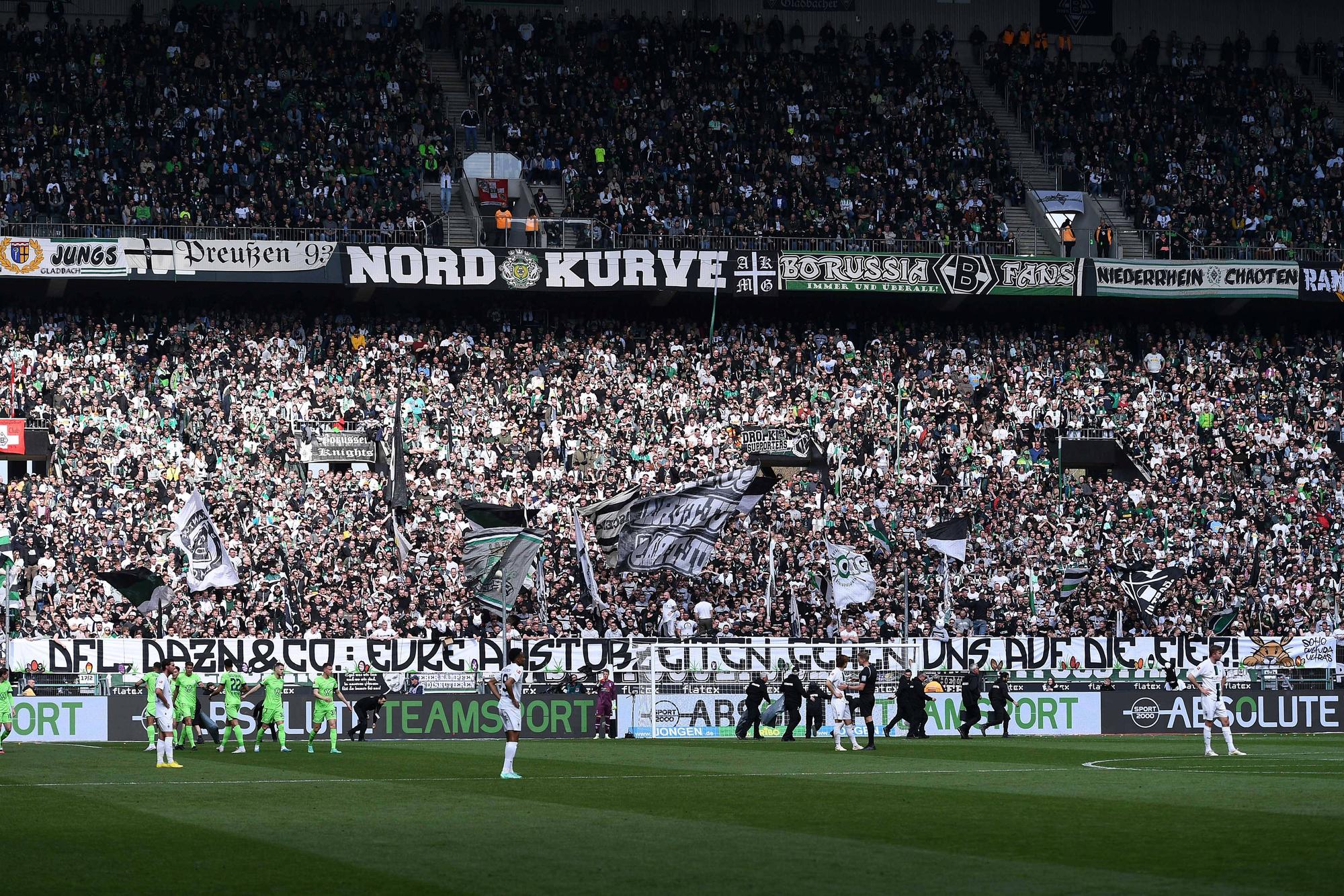 Die Fans von Borussia Mönchengladbach ließen sich am Sonntag (9. April 2023) zu einem besonderen Protest gegen die Anstoßzeiten hinreißen: Sie warfen buntgefärbte Ostereier aufs Spielfeld.