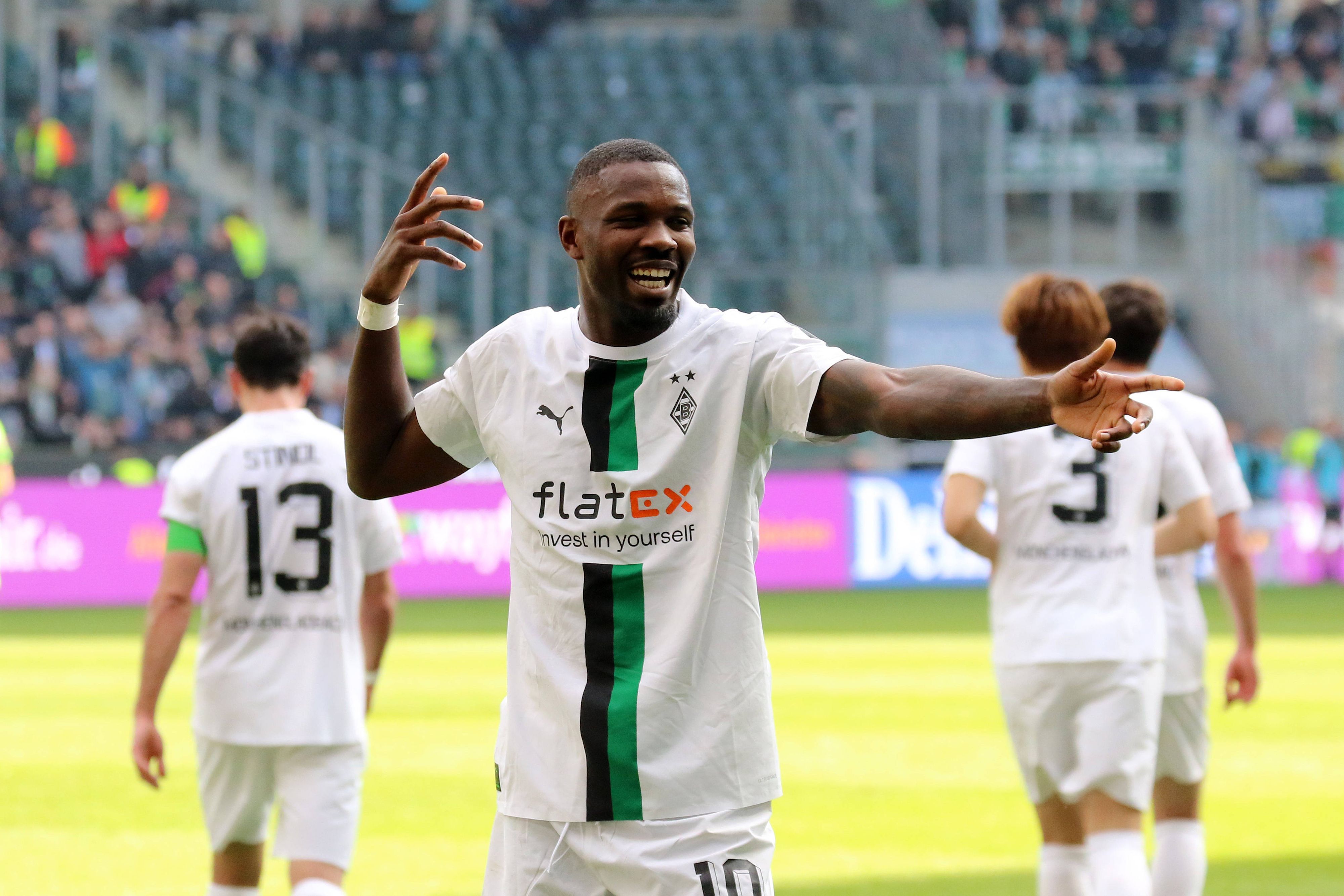 Marcus Thuram bejubelt seinen 13. Bundesliga-Treffer in dieser Saison beim 2:0-Sieg von Borussia Mönchengladbach gegen den VfL Wolfsburg am 9. April 2023.