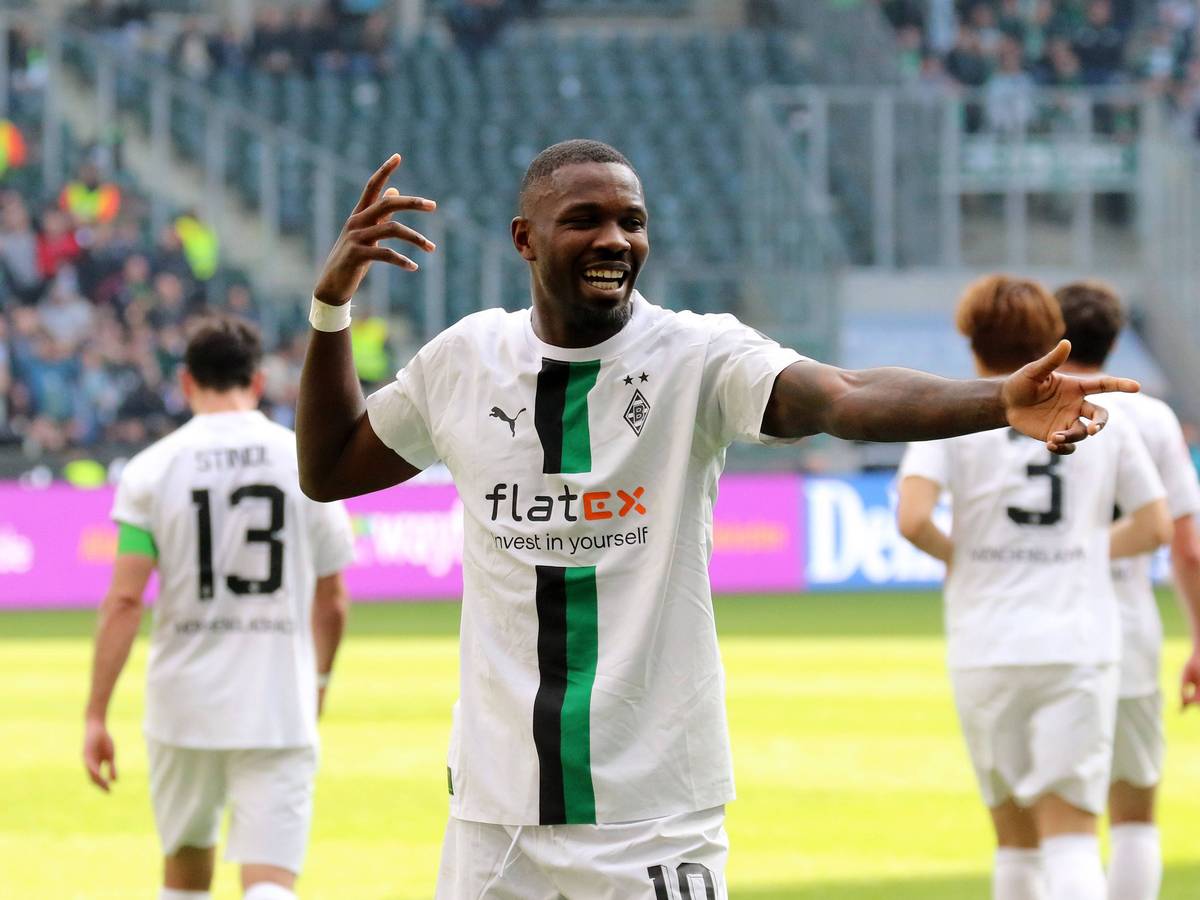 Marcus Thuram bejubelt seinen 13. Bundesliga-Treffer in dieser Saison beim 2:0-Sieg von Borussia Mönchengladbach gegen den VfL Wolfsburg am 9. April 2023.