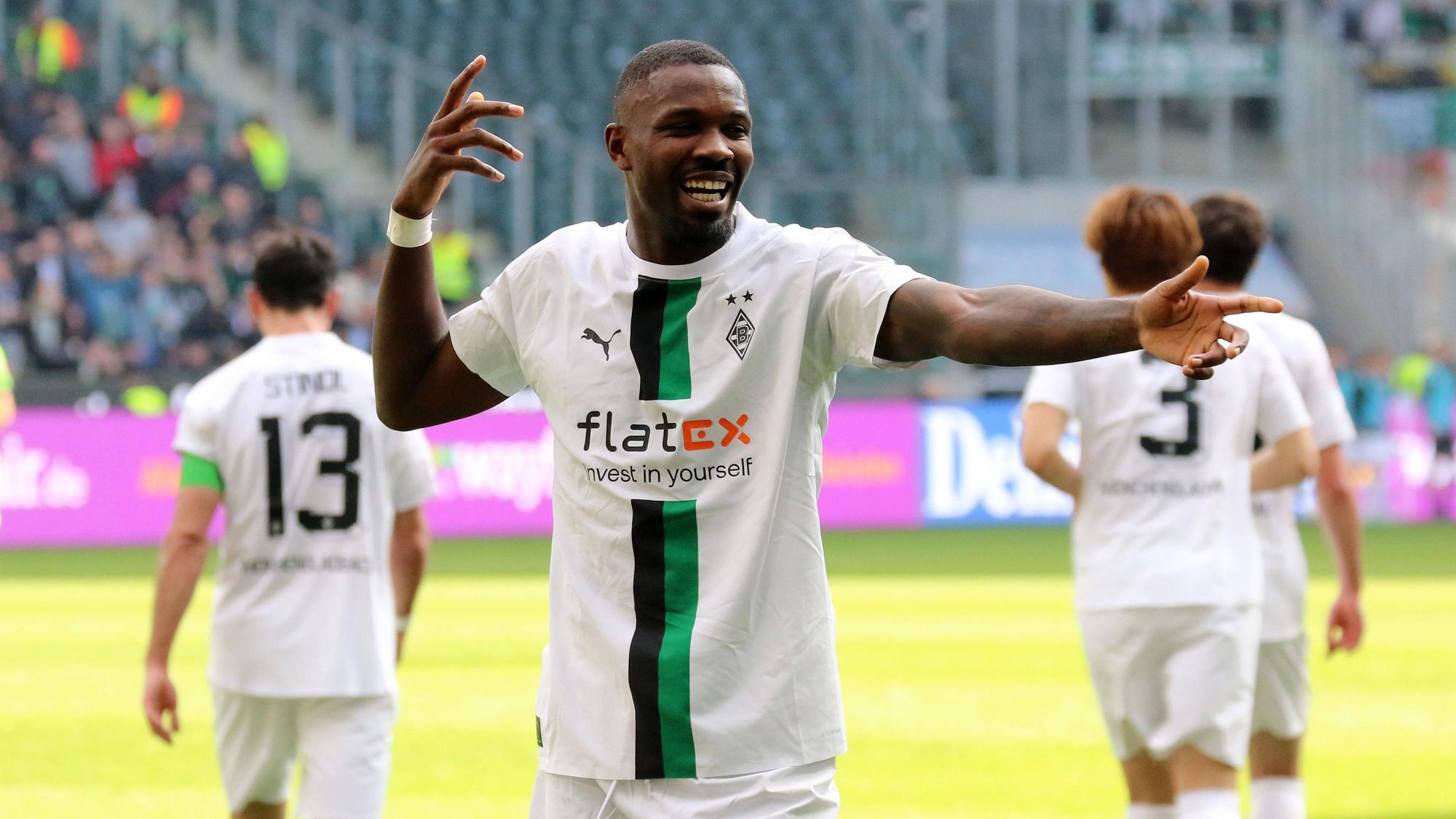 Marcus Thuram bejubelt seinen 13. Bundesliga-Treffer in dieser Saison beim 2:0-Sieg von Borussia Mönchengladbach gegen den VfL Wolfsburg am 9. April 2023.