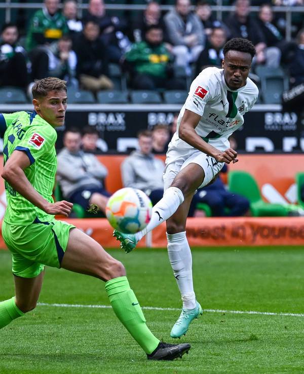 Nathan Ngoumou (r.) schießt sein erstes Tor für Borussia Mönchengladbach. Im Spiel gegen den VfL Wolfsburg am 9. April 2023 setzt er sich gegen Micky van de Ven durch.