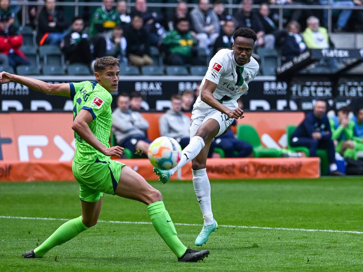 Nathan Ngoumou (r.) schießt sein erstes Tor für Borussia Mönchengladbach. Im Spiel gegen den VfL Wolfsburg am 9. April 2023 setzt er sich gegen Micky van de Ven durch.